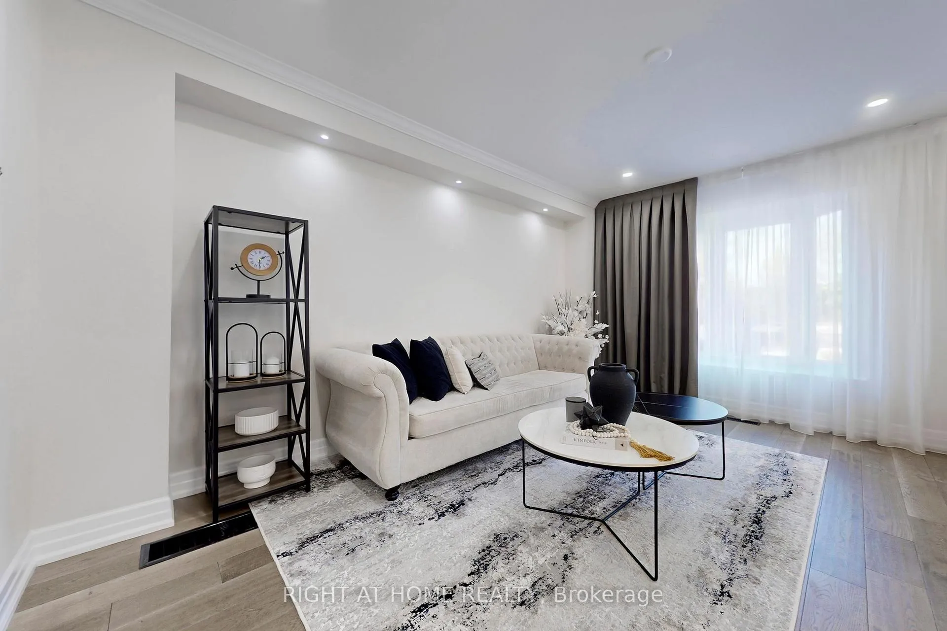 Photo 7 of 188 Oliver Lane, Vaughan, Maple — HOMEH