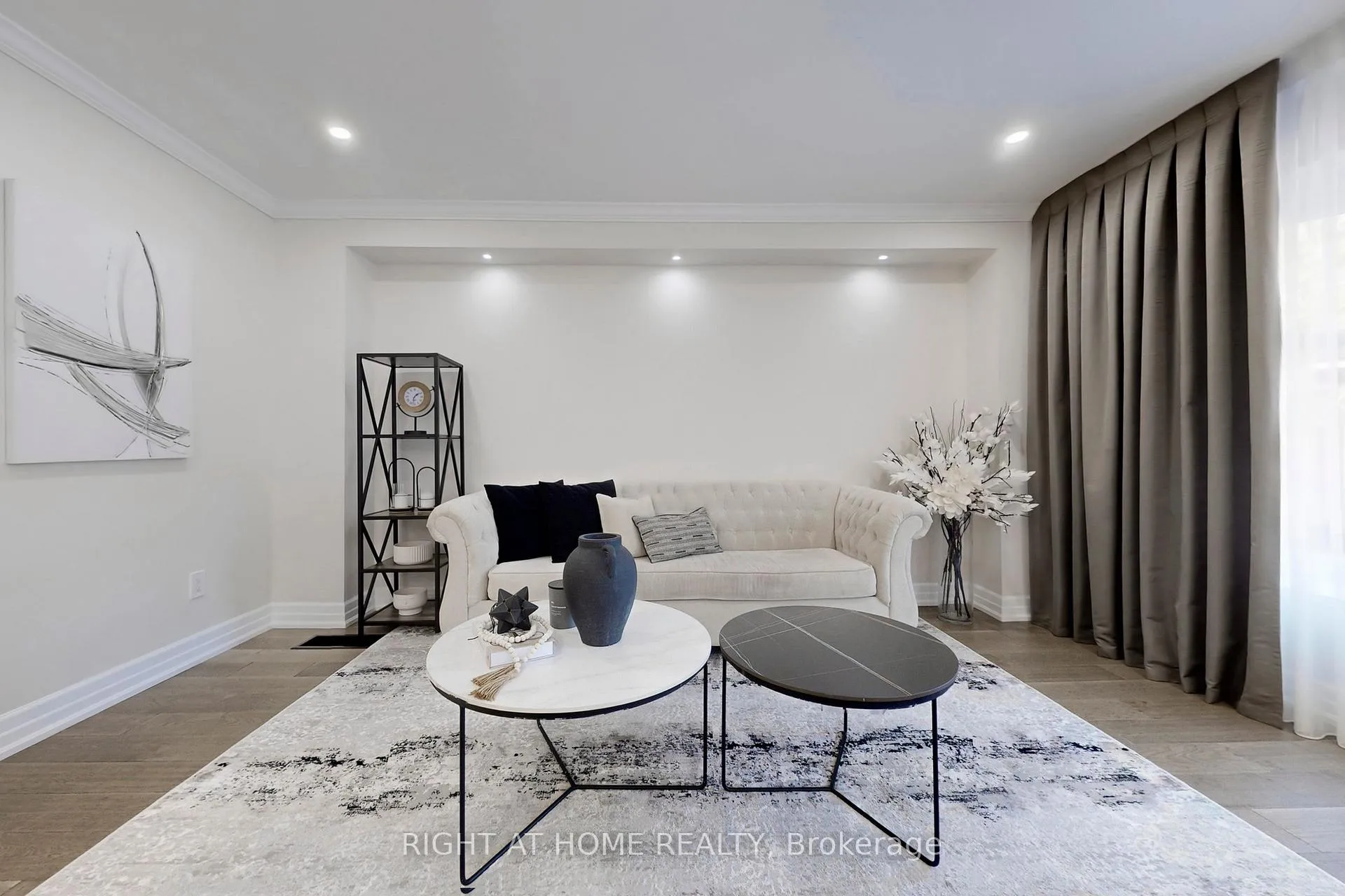 Photo 8 of 188 Oliver Lane, Vaughan, Maple — HOMEH