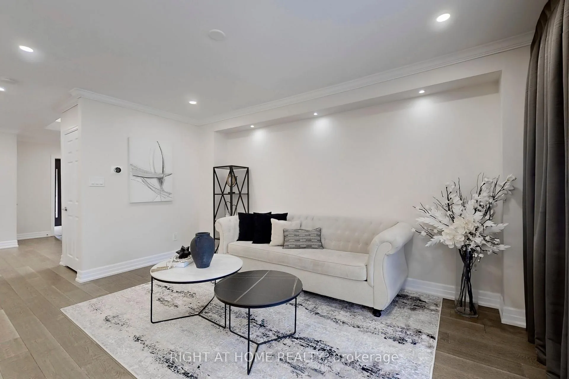 Photo 9 of 188 Oliver Lane, Vaughan, Maple — HOMEH