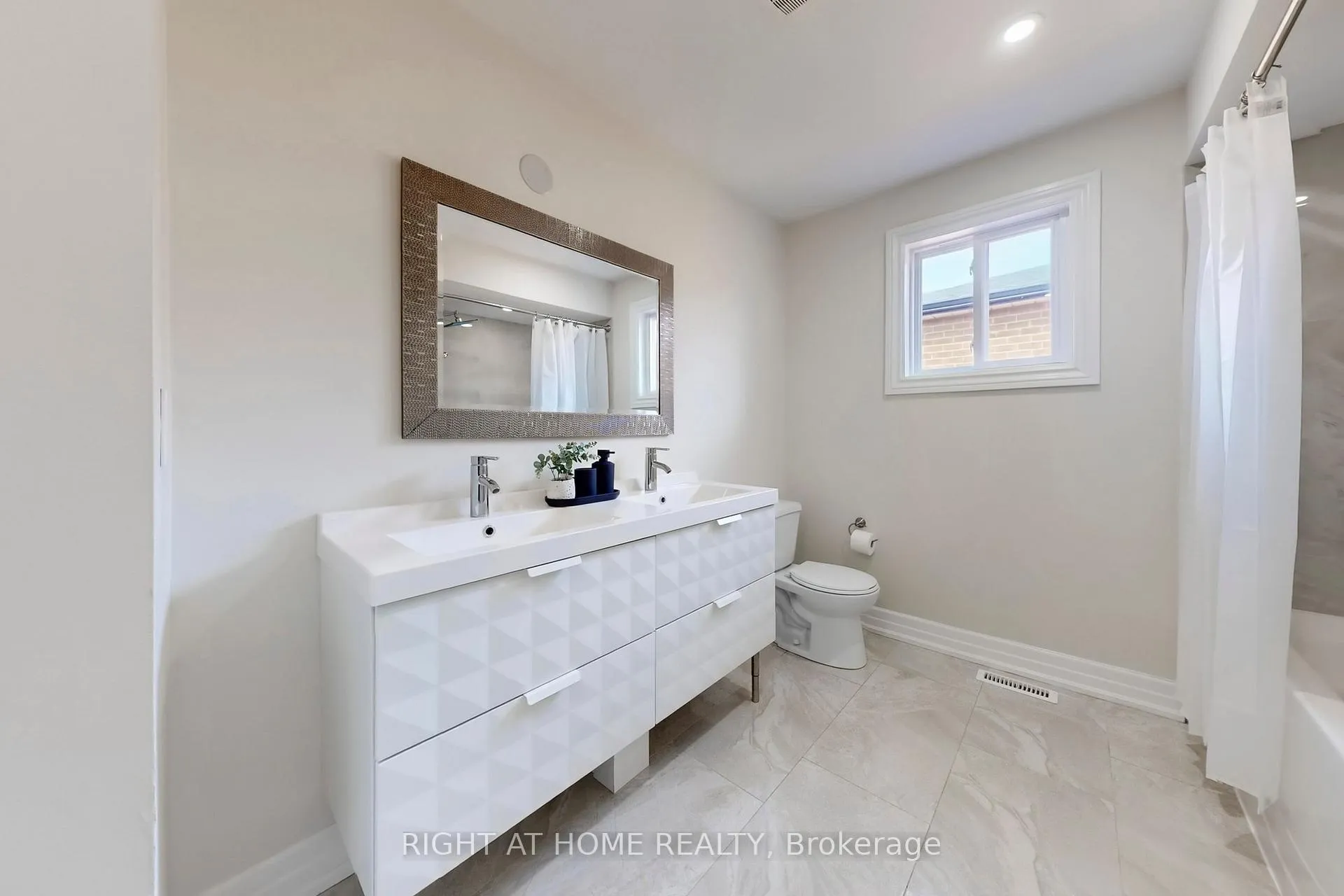 Photo 32 of 188 Oliver Lane, Vaughan, Maple — HOMEH