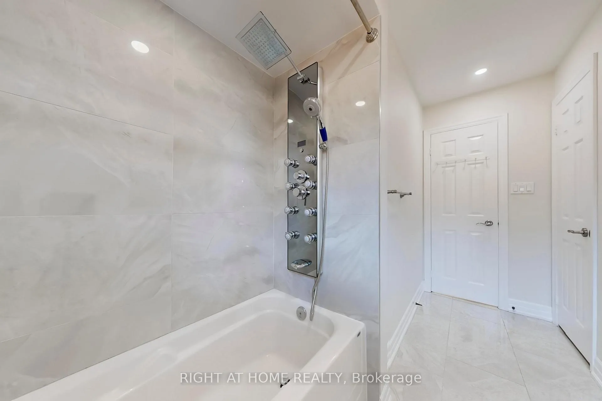 Photo 34 of 188 Oliver Lane, Vaughan, Maple — HOMEH