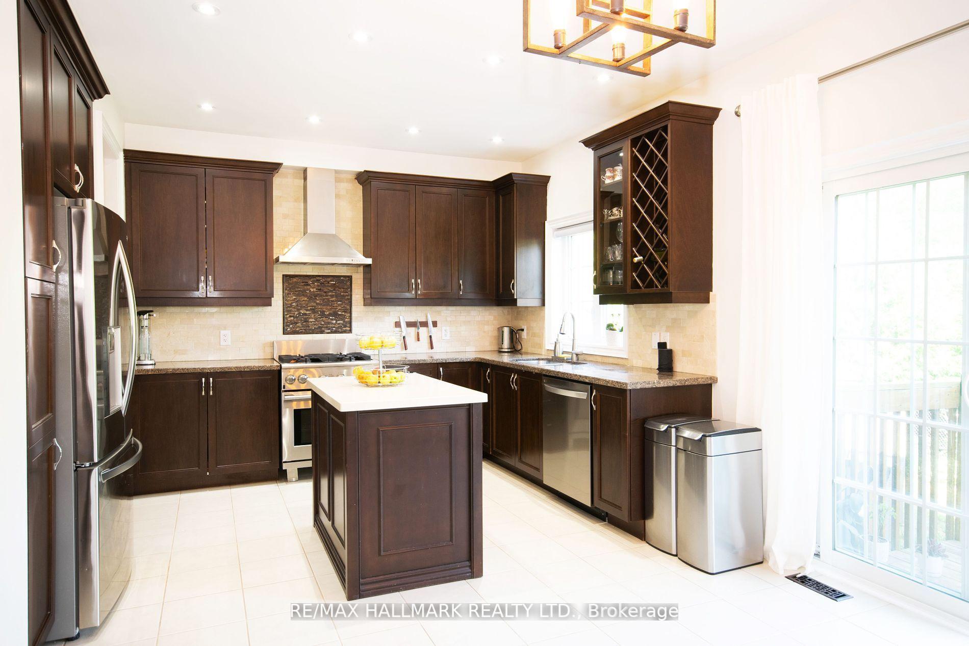 Photo 4 of 128 Wolf Creek Crescent, Vaughan, Patterson — HOMEH