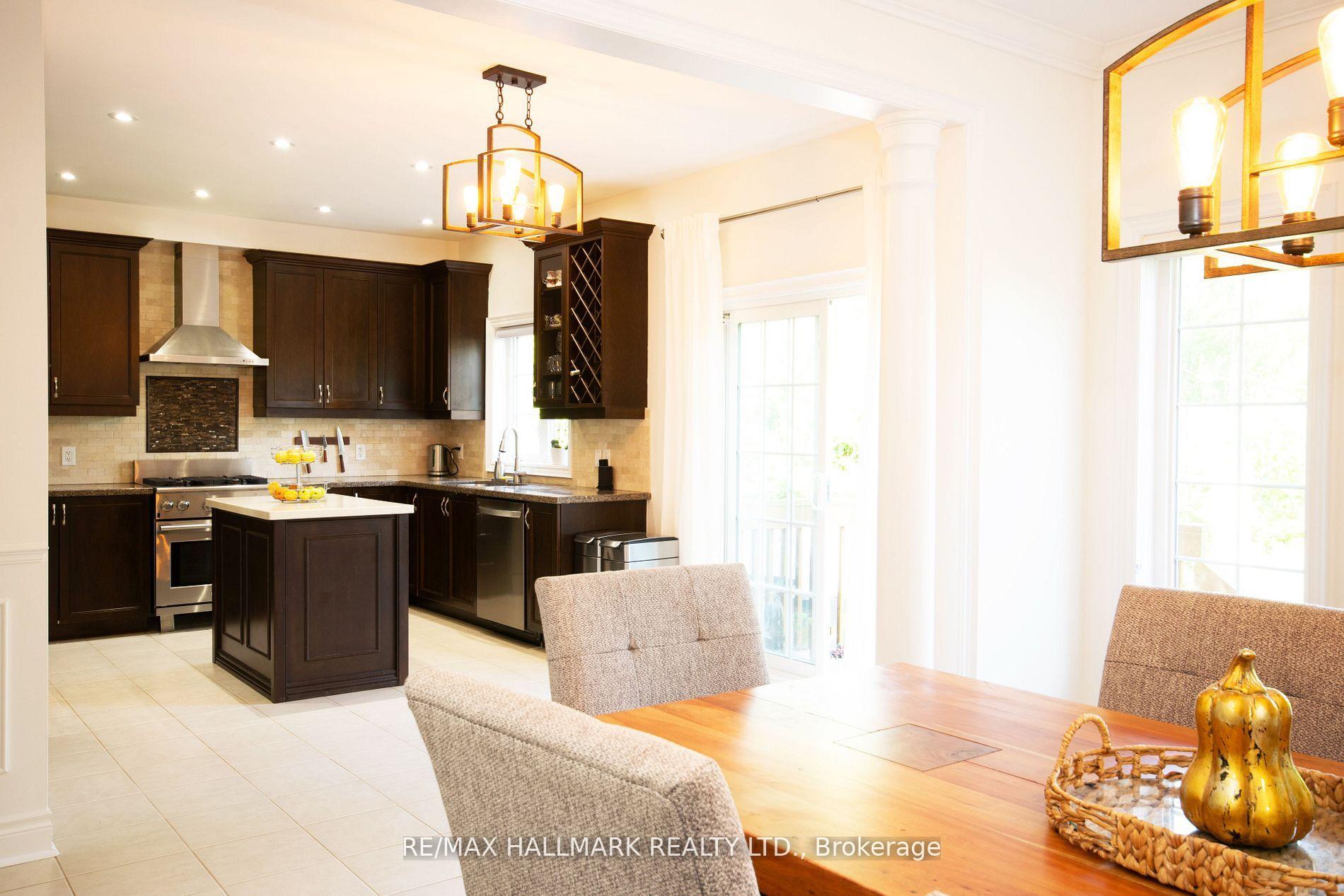 Photo 5 of 128 Wolf Creek Crescent, Vaughan, Patterson — HOMEH