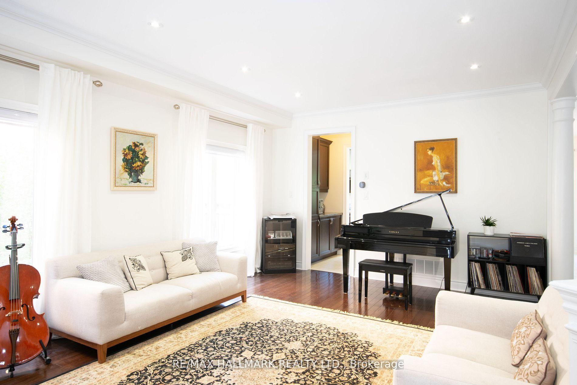 Photo 7 of 128 Wolf Creek Crescent, Vaughan, Patterson — HOMEH