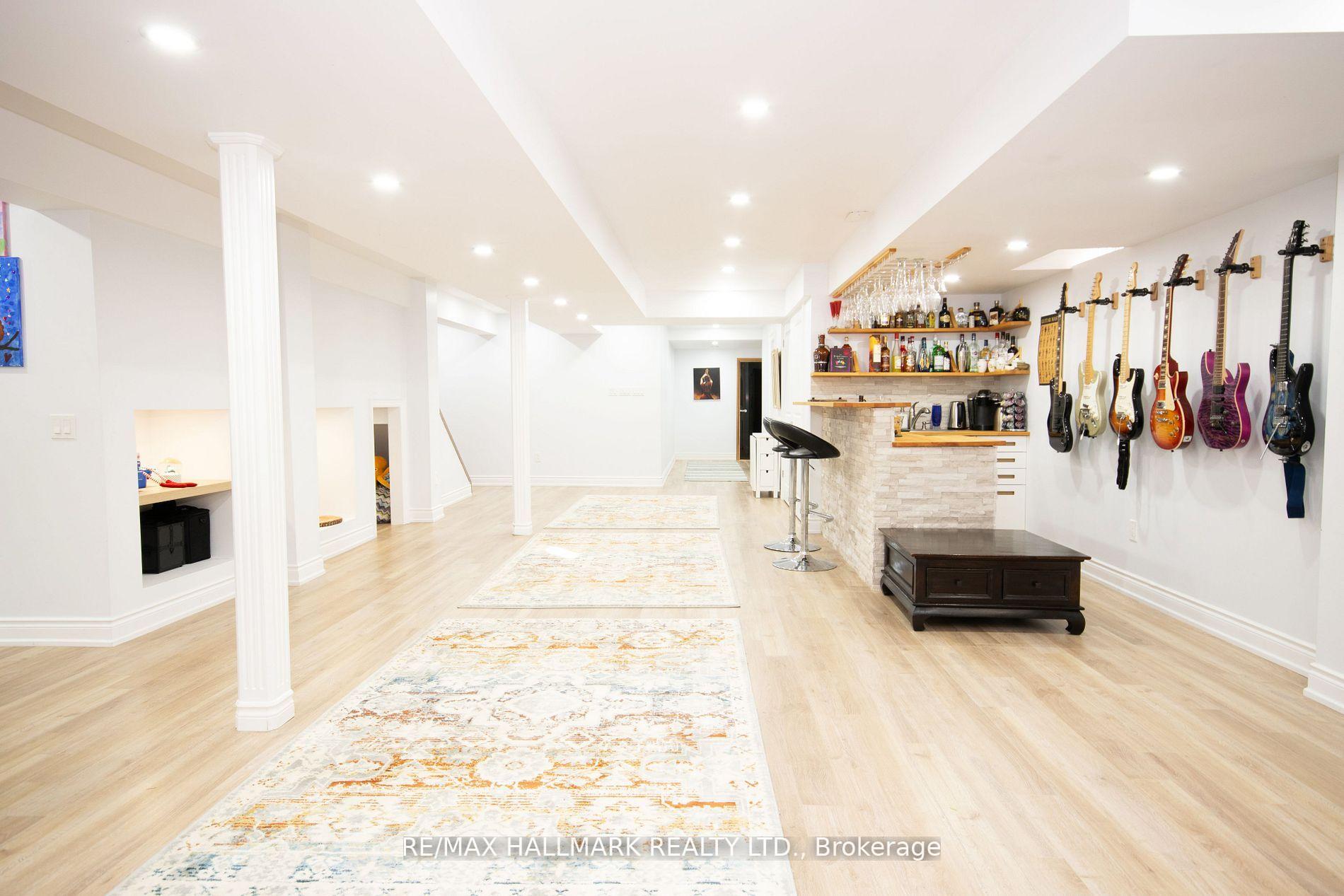 Photo 9 of 128 Wolf Creek Crescent, Vaughan, Patterson — HOMEH