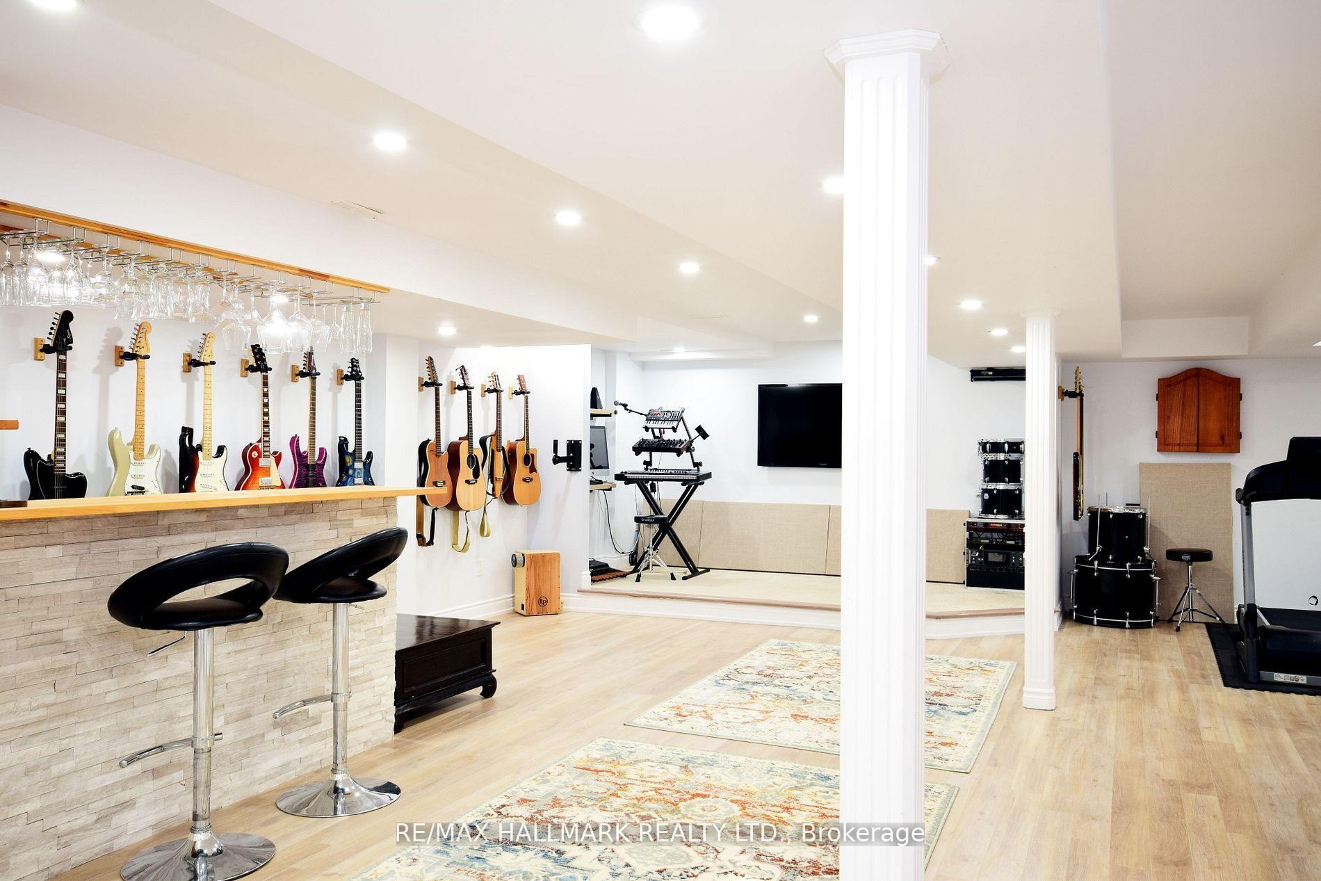 Photo 10 of 128 Wolf Creek Crescent, Vaughan, Patterson — HOMEH