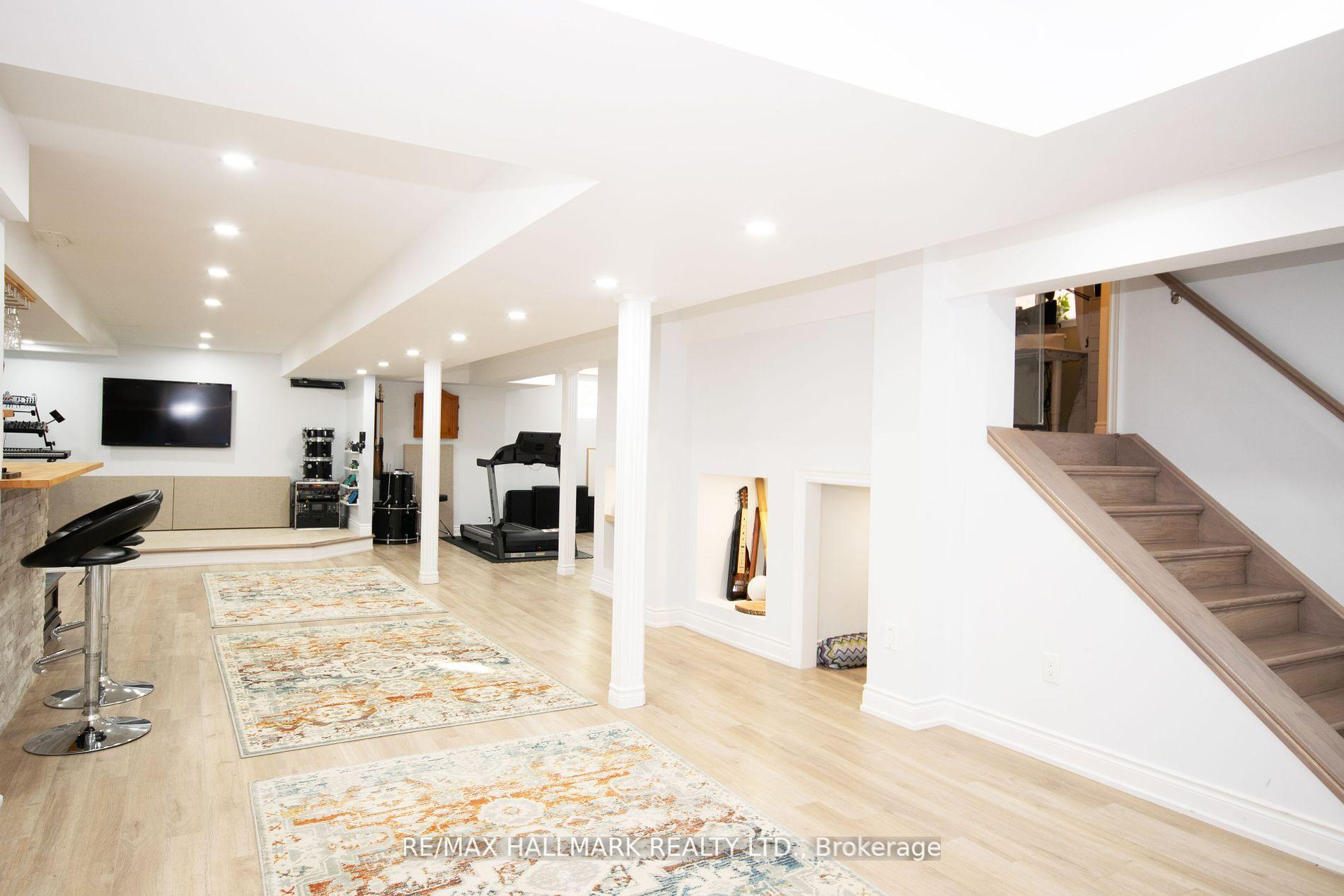 Photo 11 of 128 Wolf Creek Crescent, Vaughan, Patterson — HOMEH