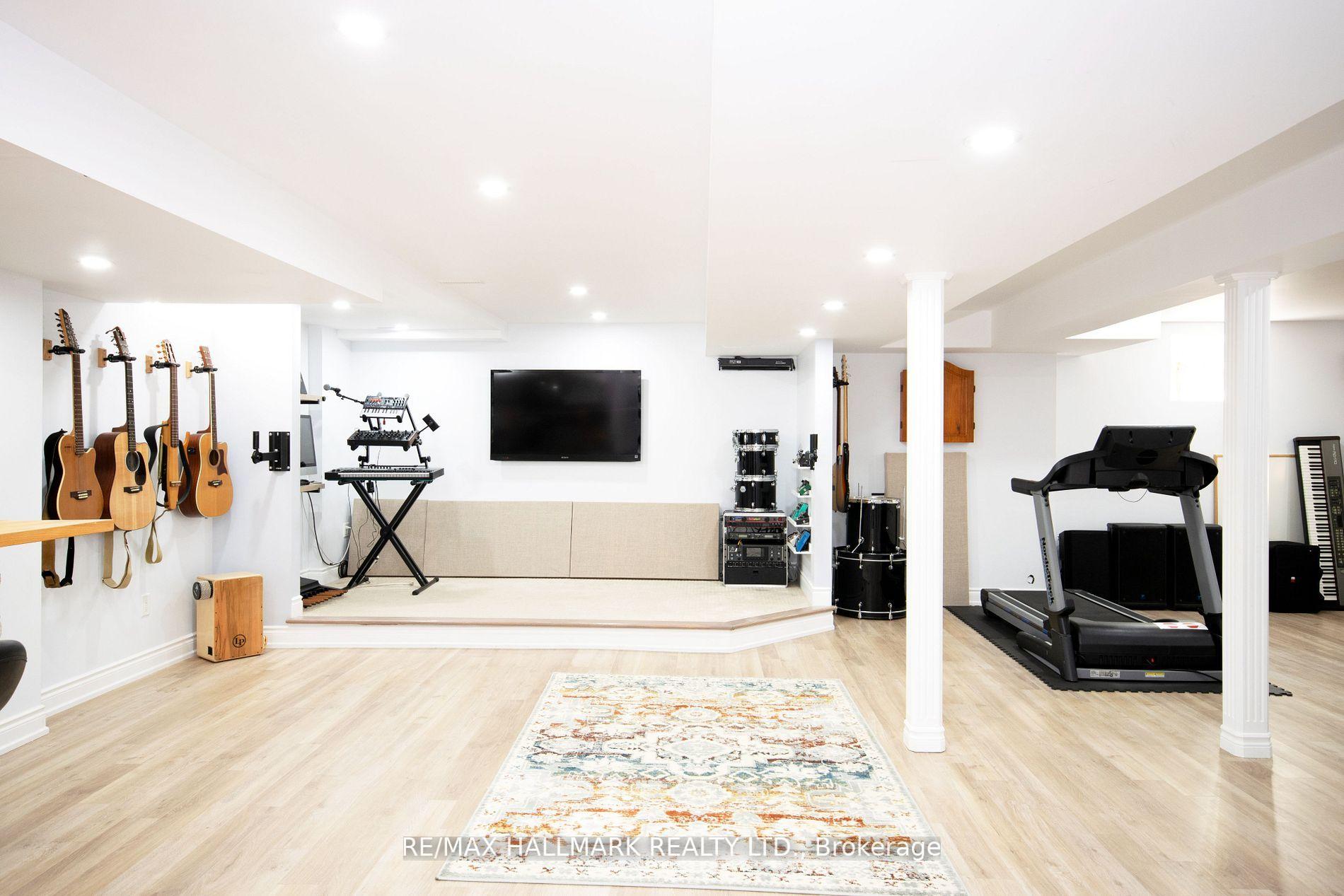 Photo 19 of 128 Wolf Creek Crescent, Vaughan, Patterson — HOMEH