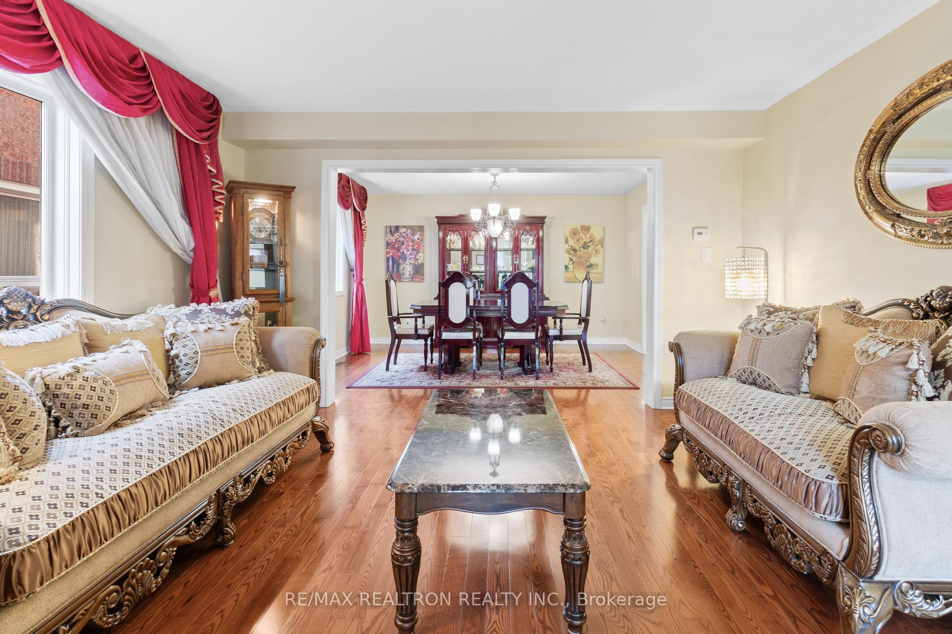 Photo 12 of 56 Sadot Court, Vaughan, Beverley Glen — HOMEH