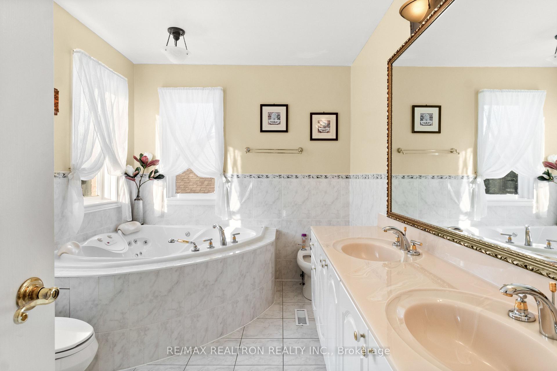 Photo 24 of 56 Sadot Court, Vaughan, Beverley Glen — HOMEH