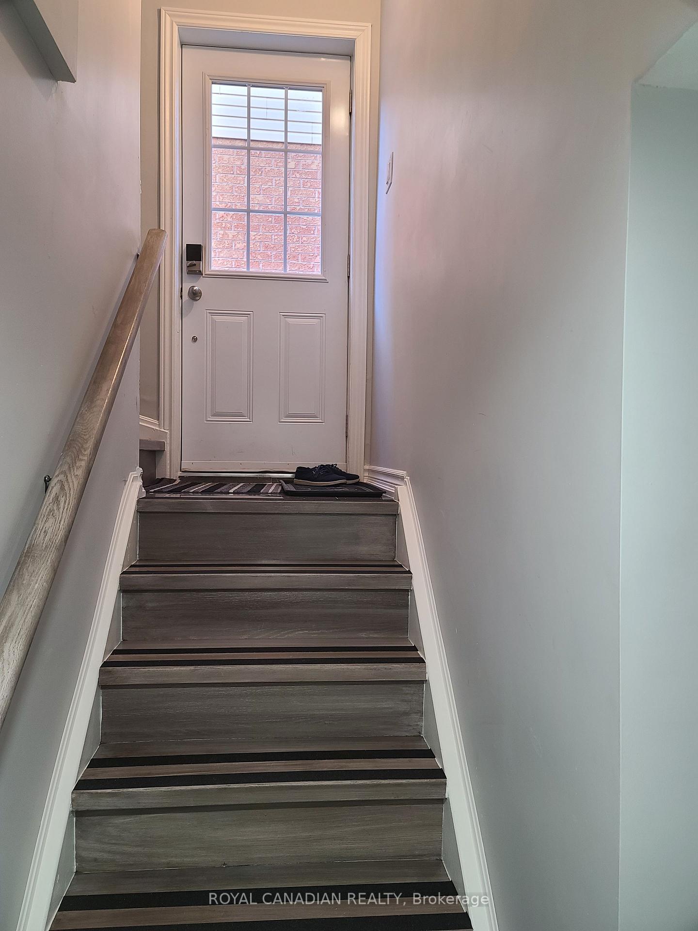 Photo 4 of 22 Bach Avenue N, Whitby, Rolling Acres — HOMEH