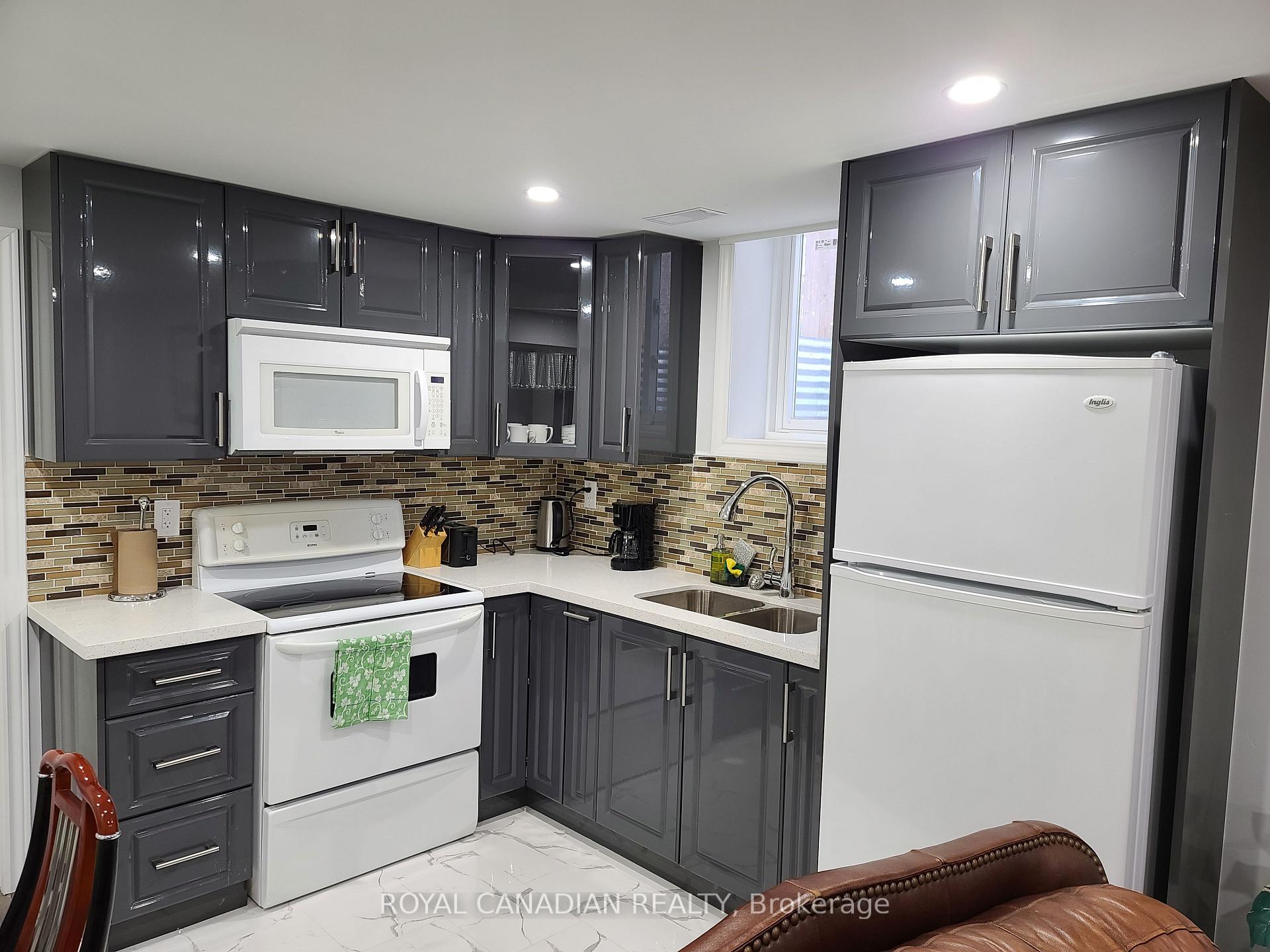 Photo 5 of 22 Bach Avenue N, Whitby, Rolling Acres — HOMEH