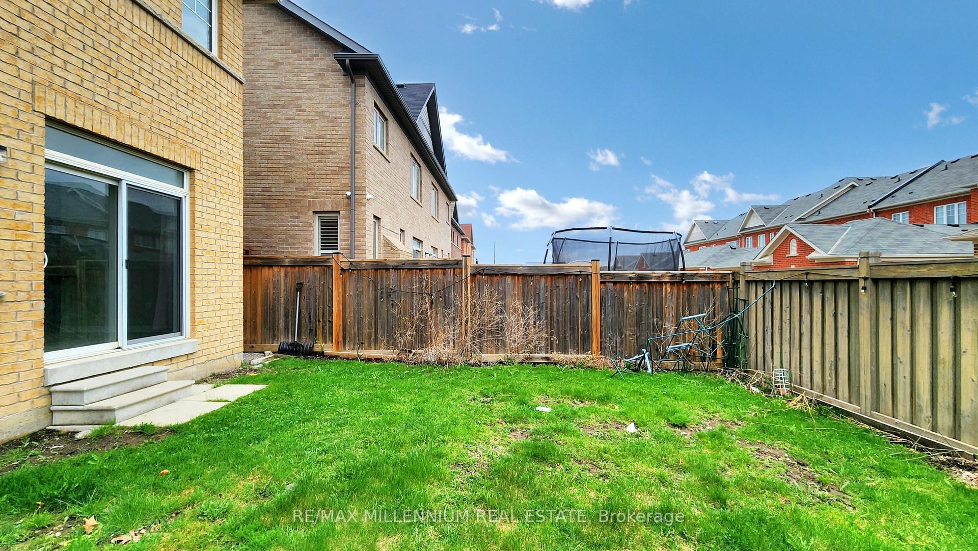 Photo 35 of 55 Dunedin Drive, Vaughan, Kleinburg — HOMEH
