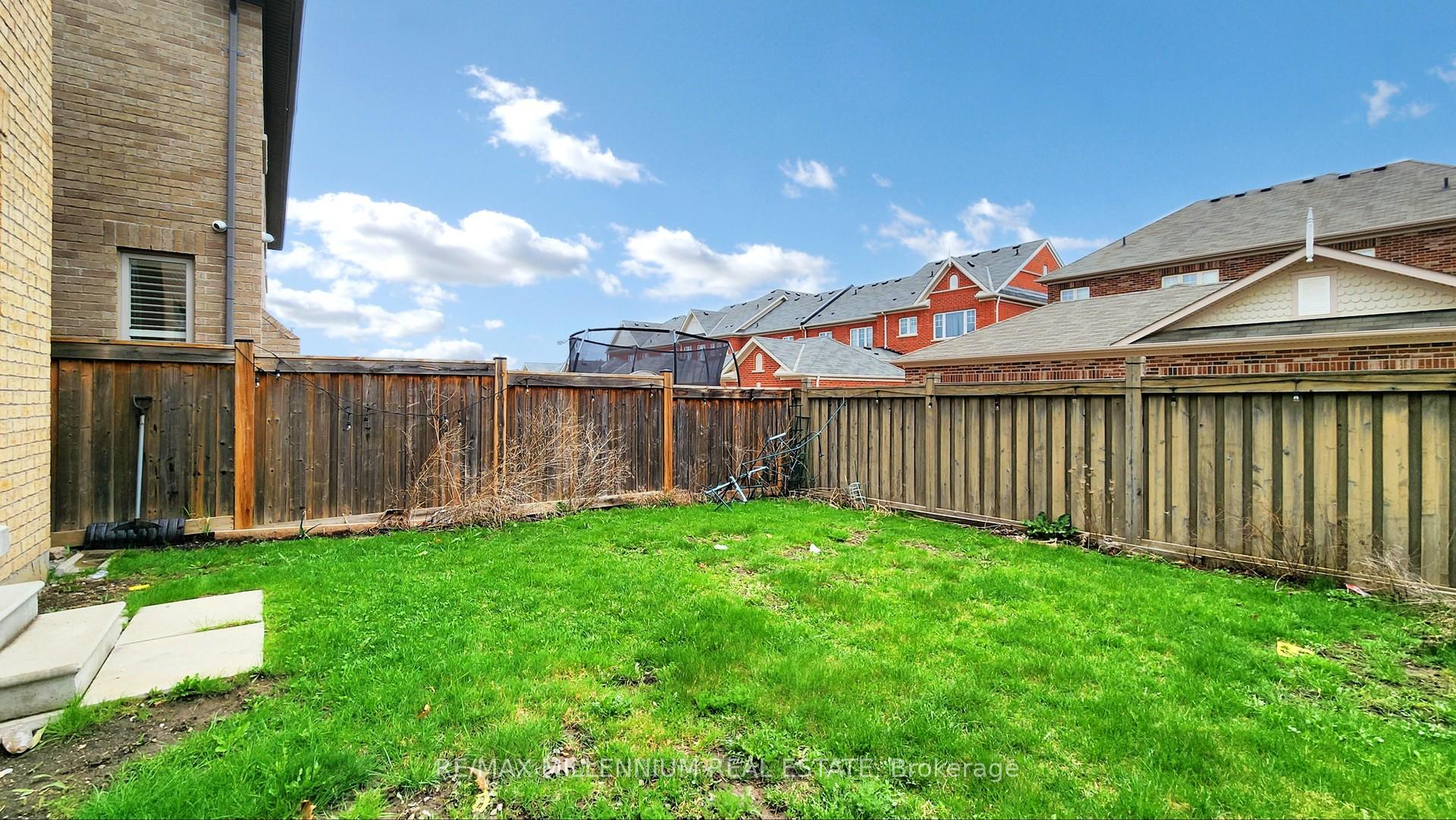 Photo 44 of 55 Dunedin Drive, Vaughan, Kleinburg — HOMEH