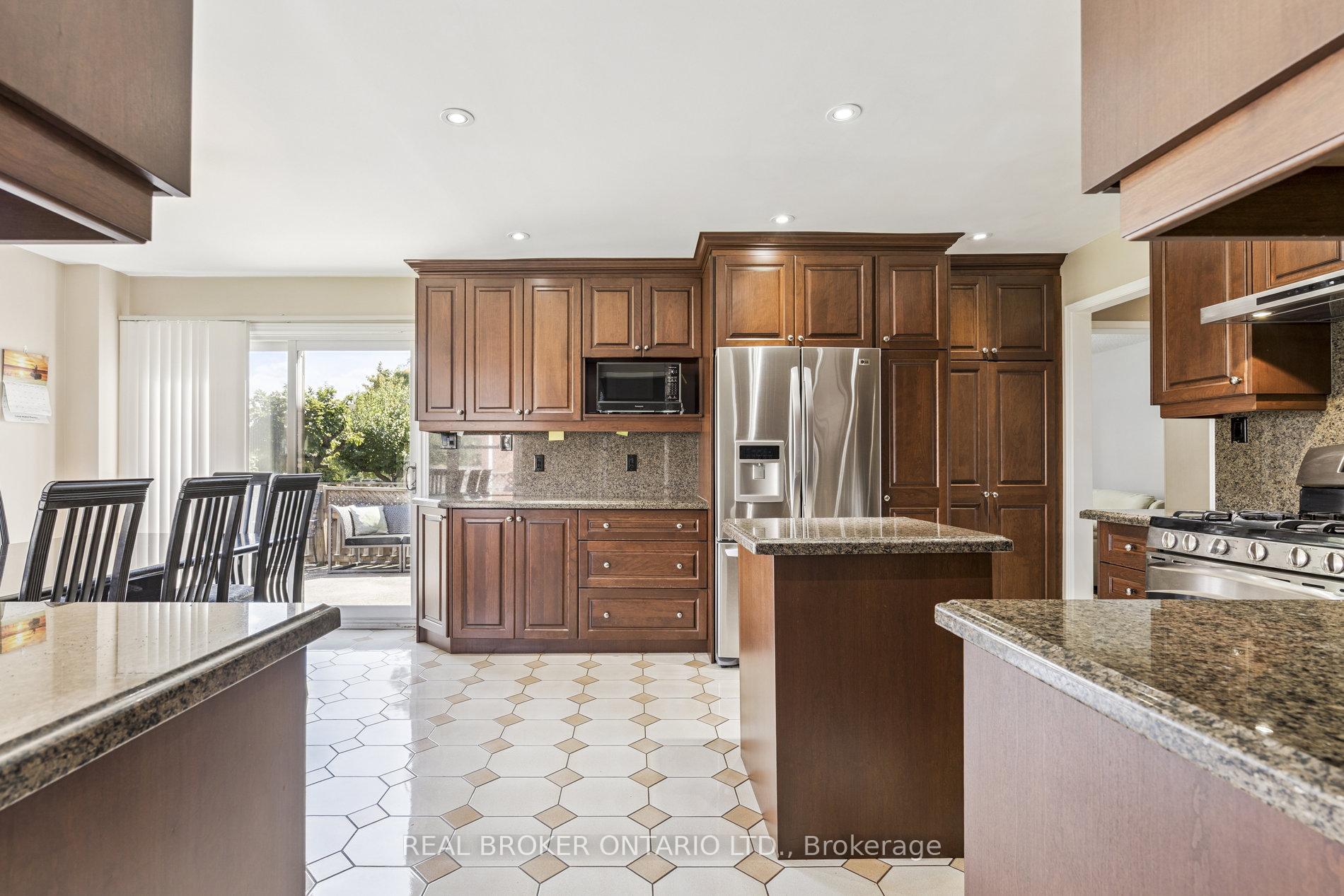 Photo 12 of 435 Aberdeen Avenue, Vaughan, East Woodbridge — HOMEH