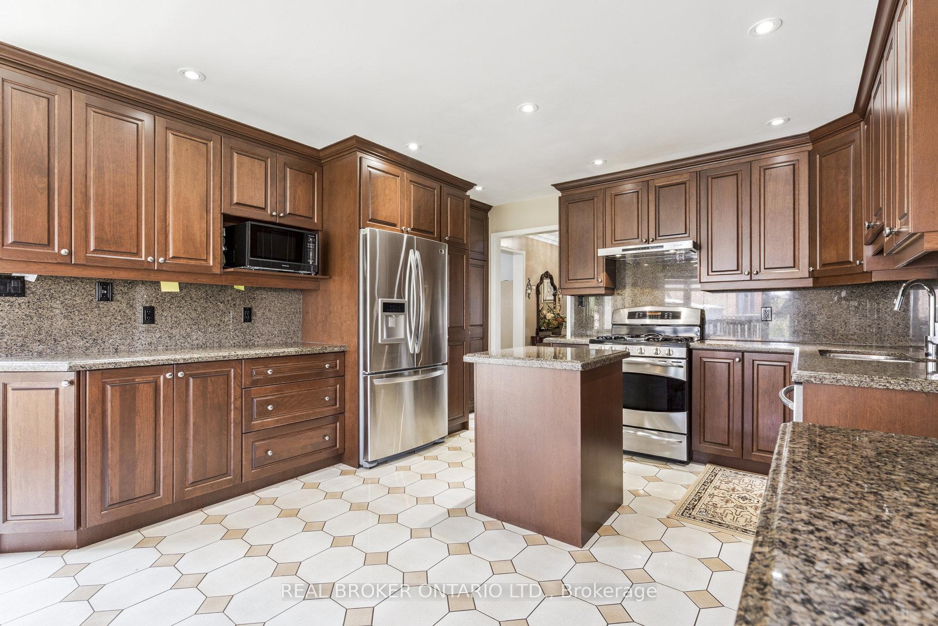 Photo 13 of 435 Aberdeen Avenue, Vaughan, East Woodbridge — HOMEH