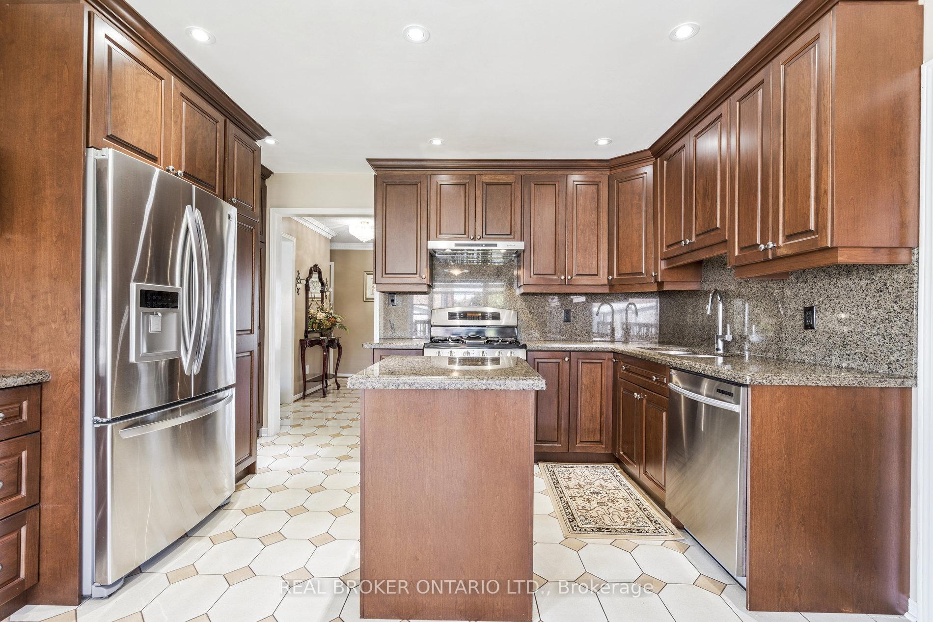 Photo 14 of 435 Aberdeen Avenue, Vaughan, East Woodbridge — HOMEH