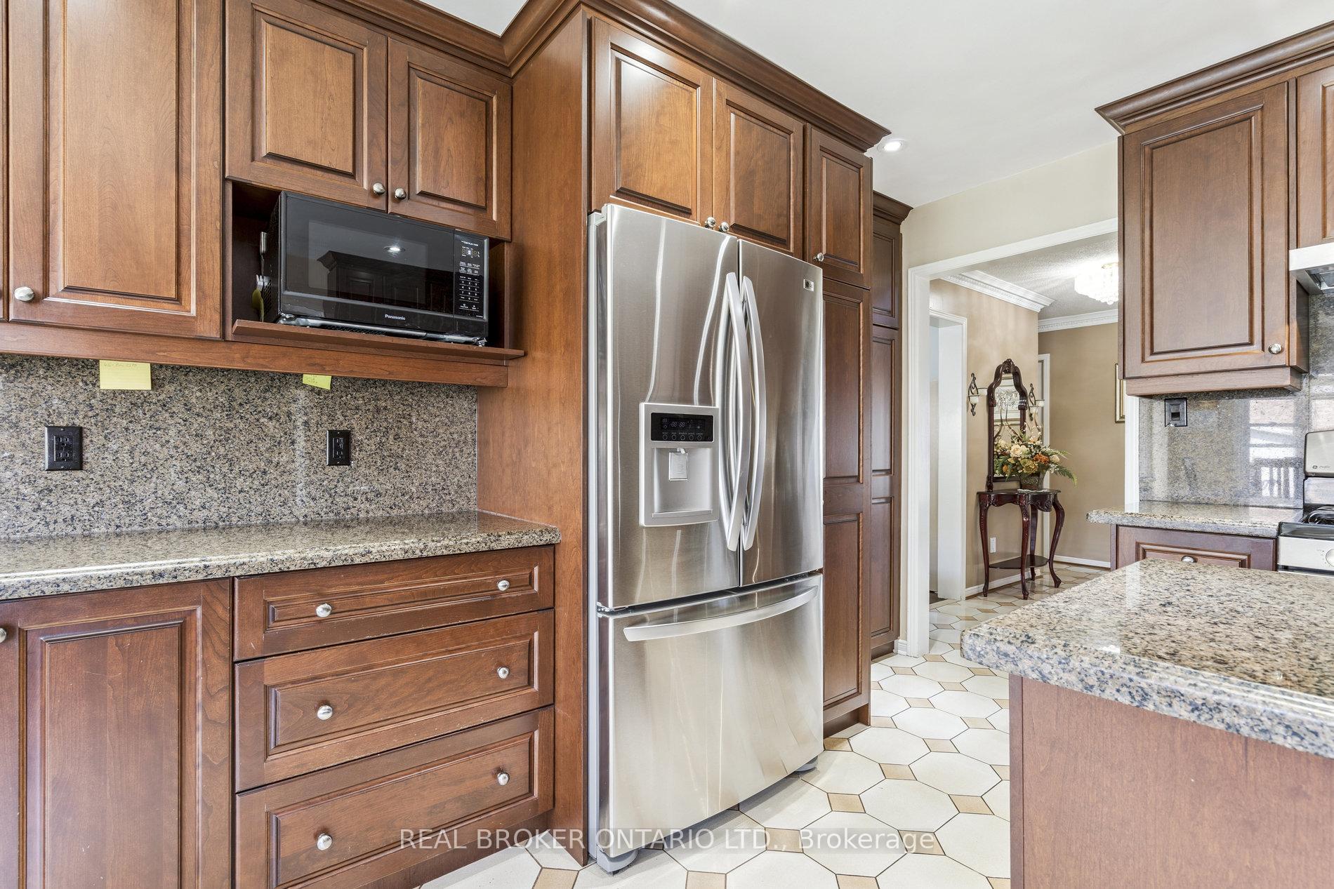Photo 15 of 435 Aberdeen Avenue, Vaughan, East Woodbridge — HOMEH
