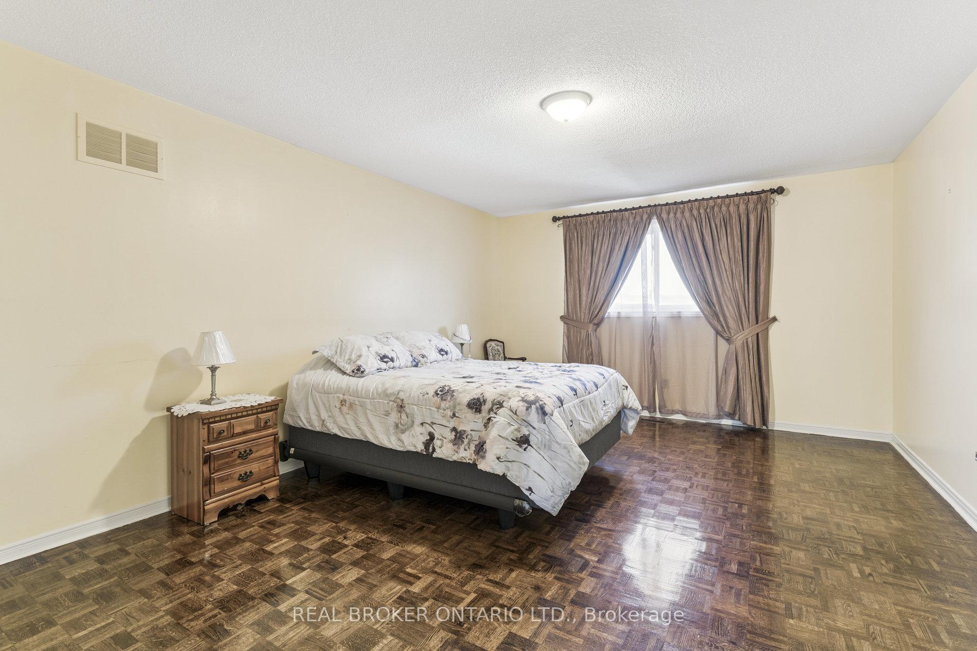 Photo 22 of 435 Aberdeen Avenue, Vaughan, East Woodbridge — HOMEH