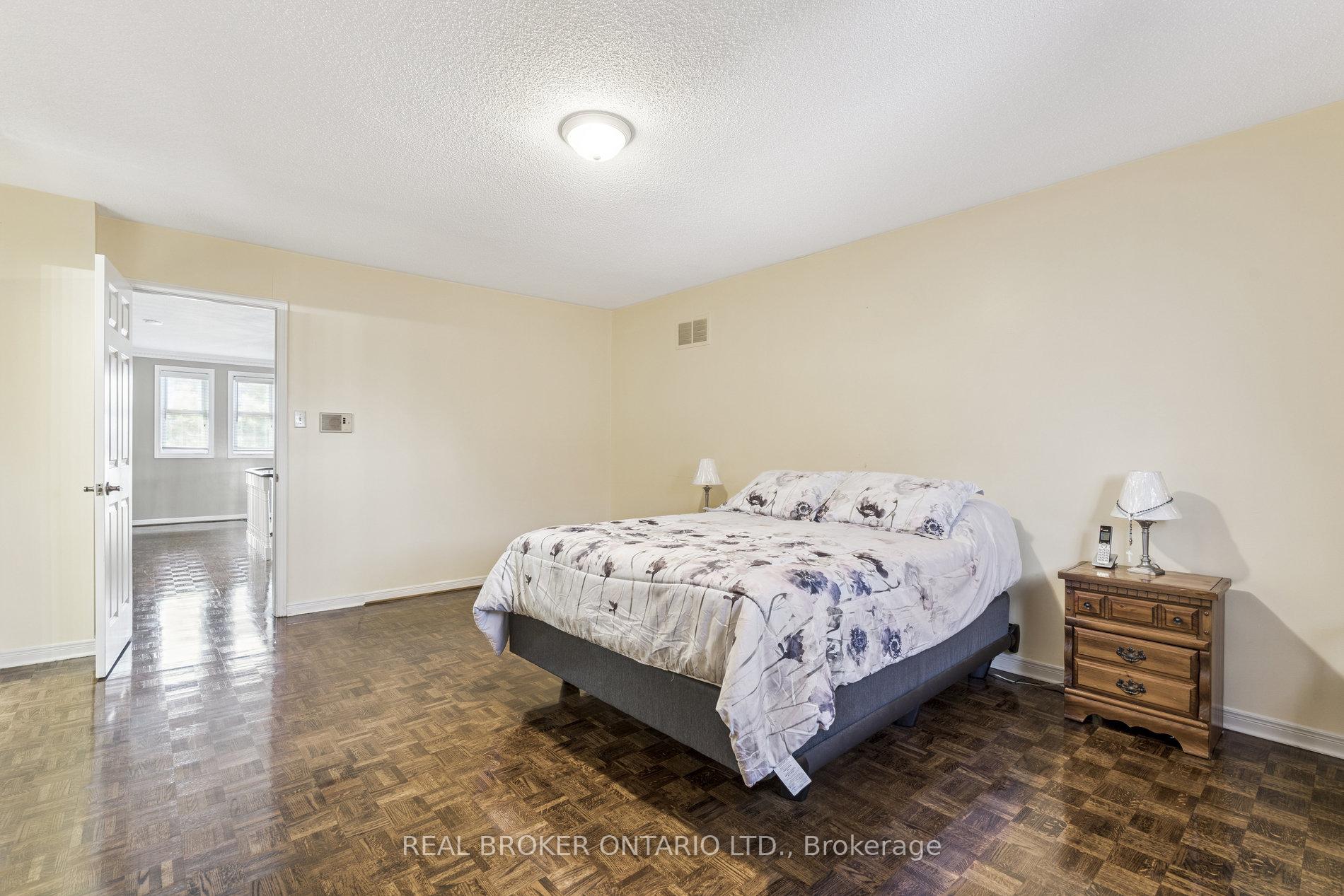 Photo 23 of 435 Aberdeen Avenue, Vaughan, East Woodbridge — HOMEH