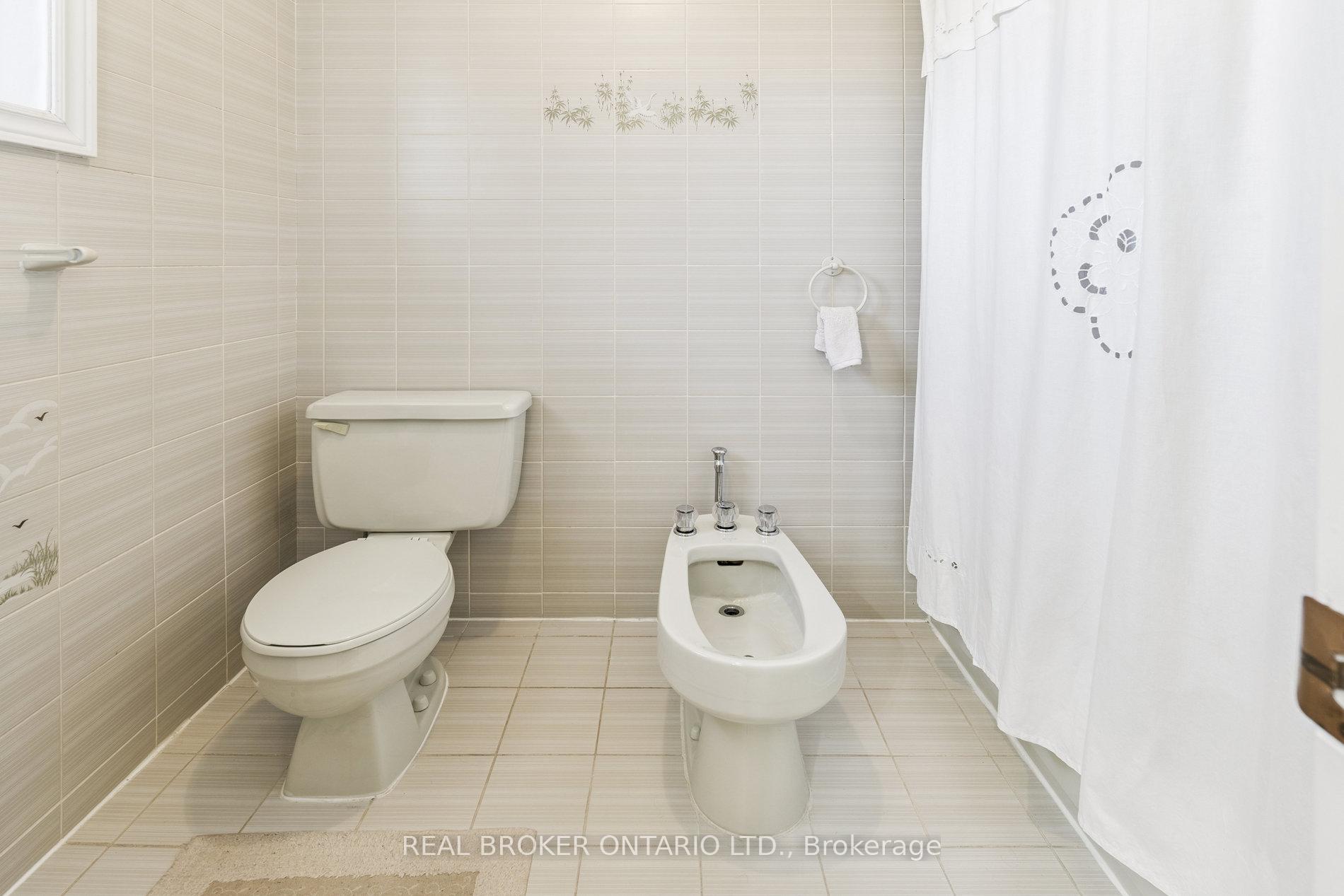 Photo 26 of 435 Aberdeen Avenue, Vaughan, East Woodbridge — HOMEH