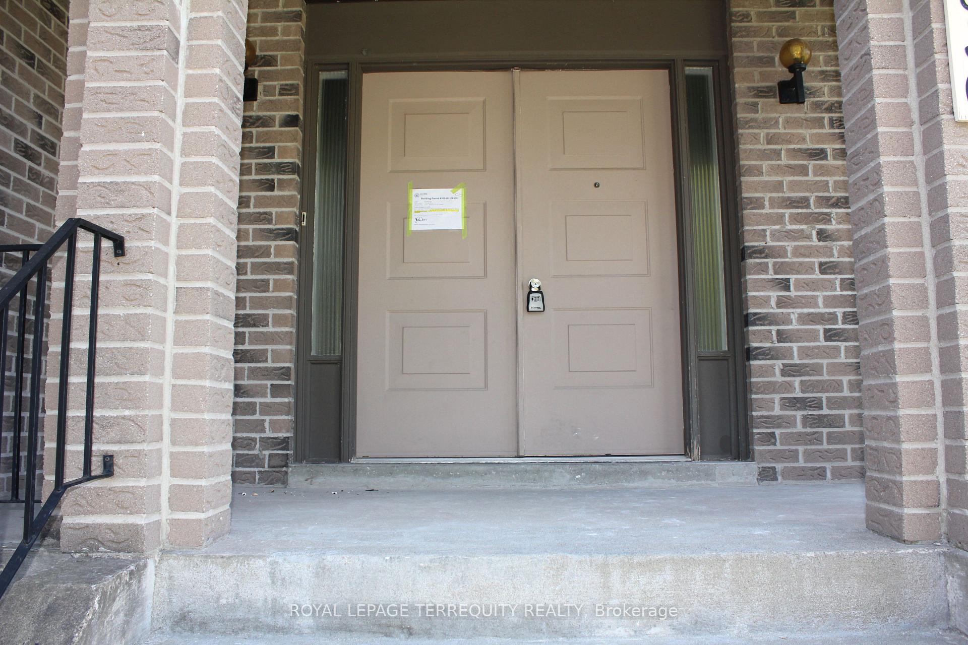 Photo 2 of Unit Main, 830 Centre Street N, Whitby, Williamsburg — HOMEH