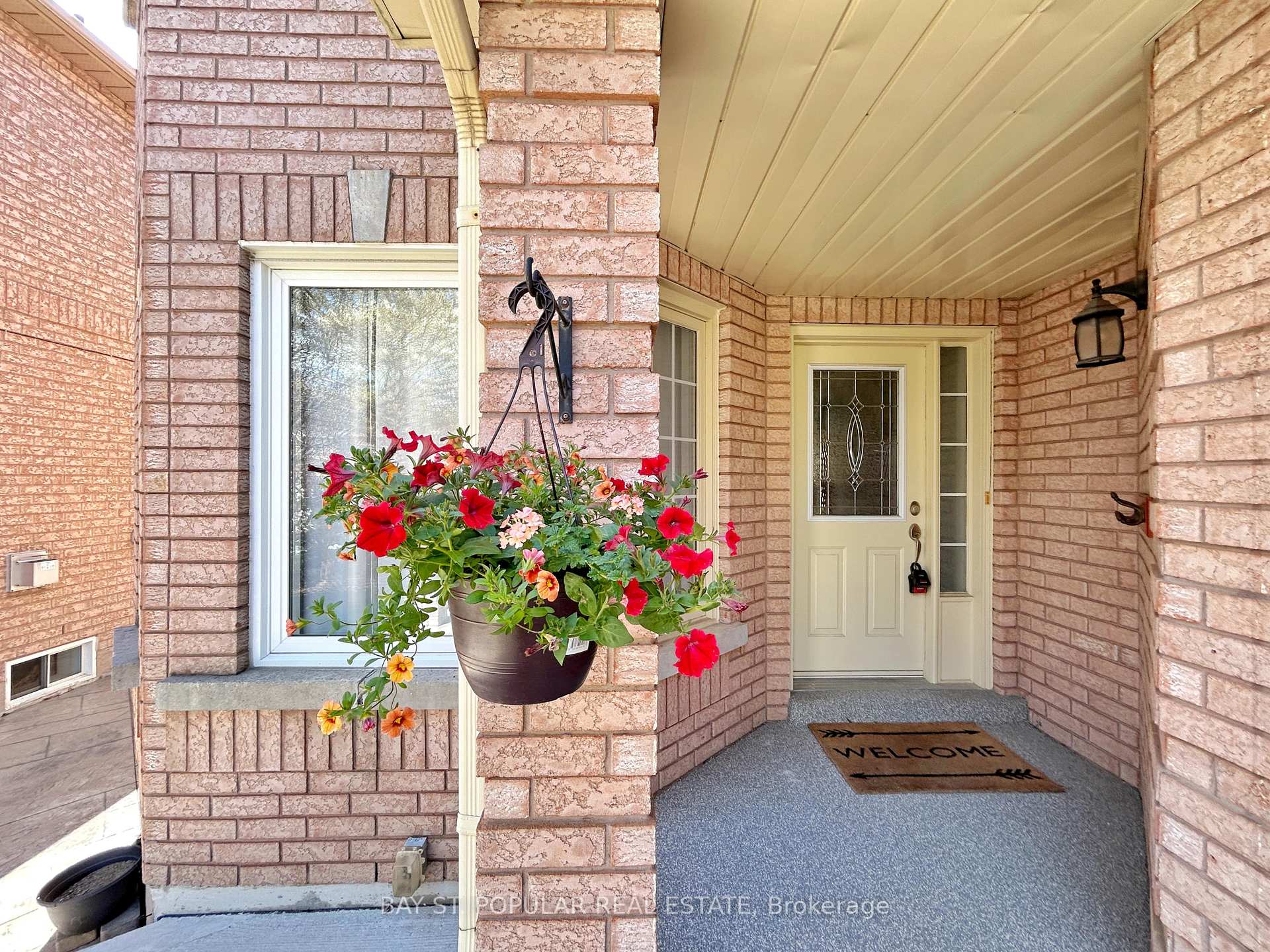 Photo 3 of 149 Cherokee Drive, Vaughan, Maple — HOMEH
