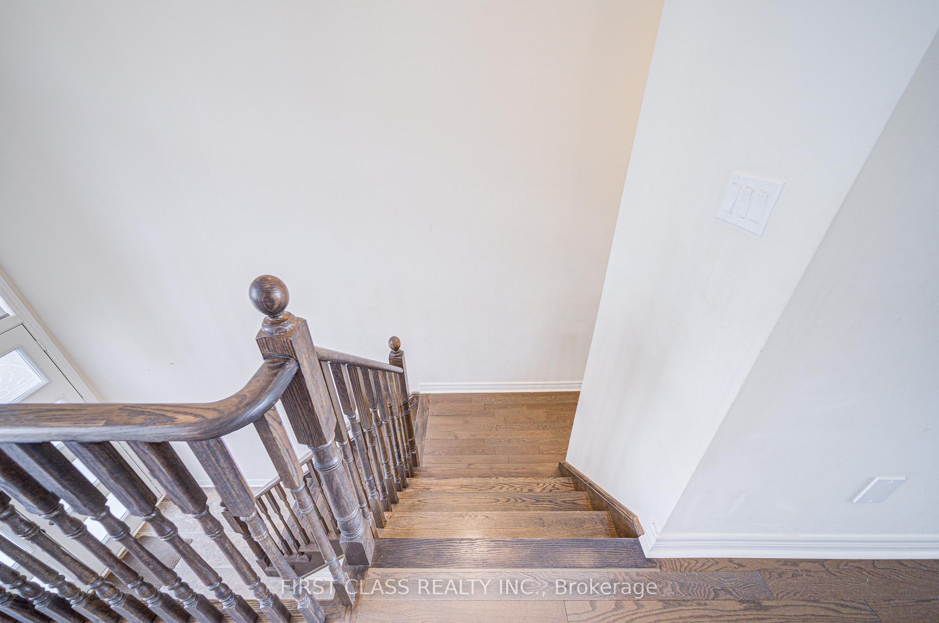 Photo 2 of 25 Laskin Drive, Vaughan, Patterson — HOMEH