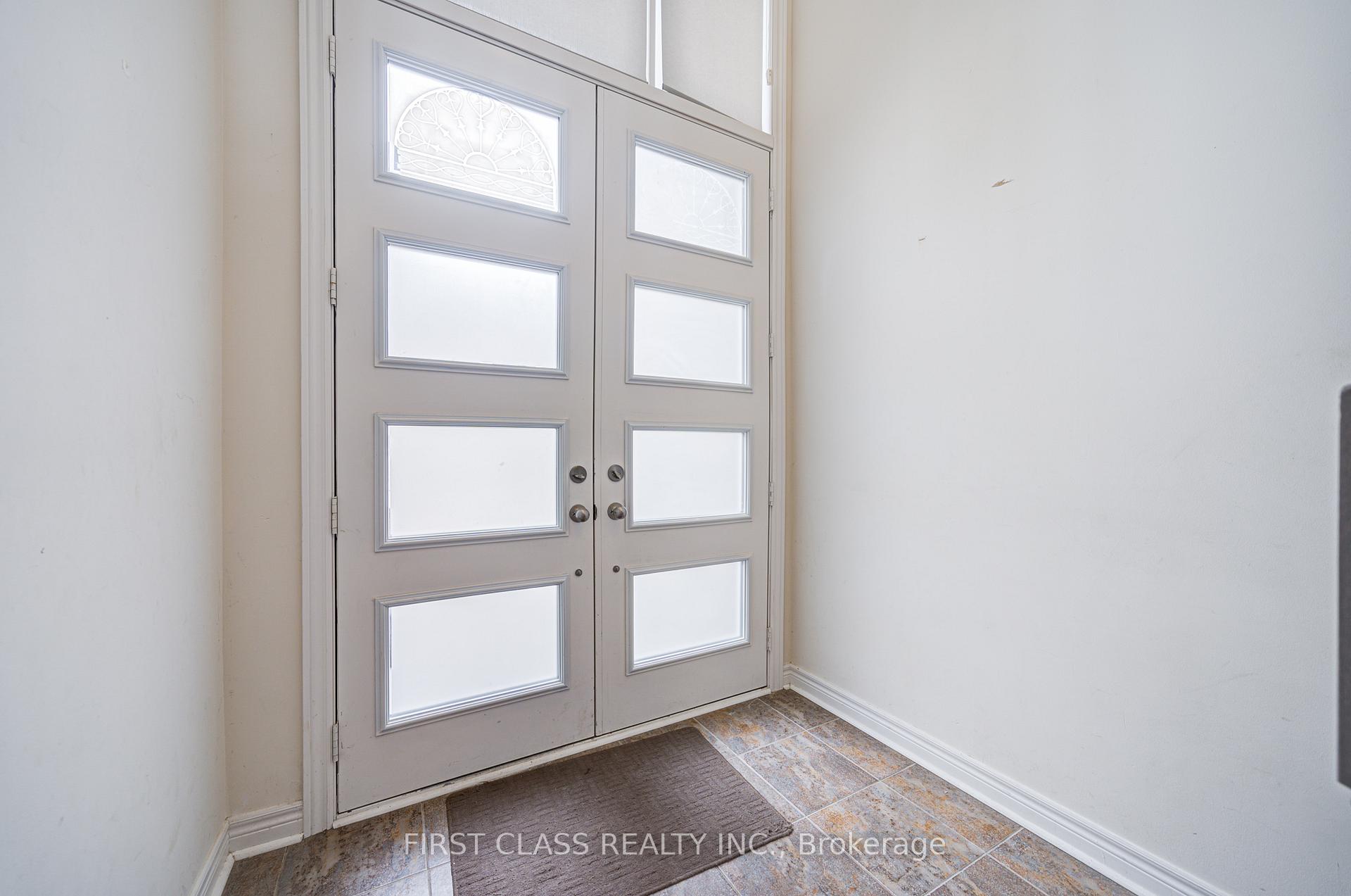 Photo 3 of 25 Laskin Drive, Vaughan, Patterson — HOMEH