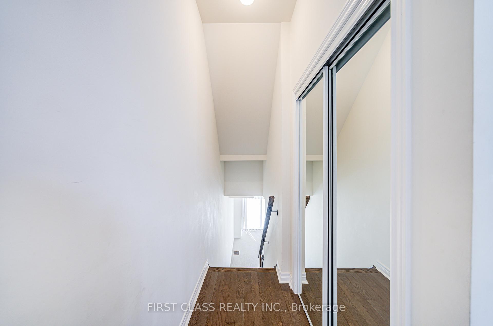 Photo 4 of 25 Laskin Drive, Vaughan, Patterson — HOMEH