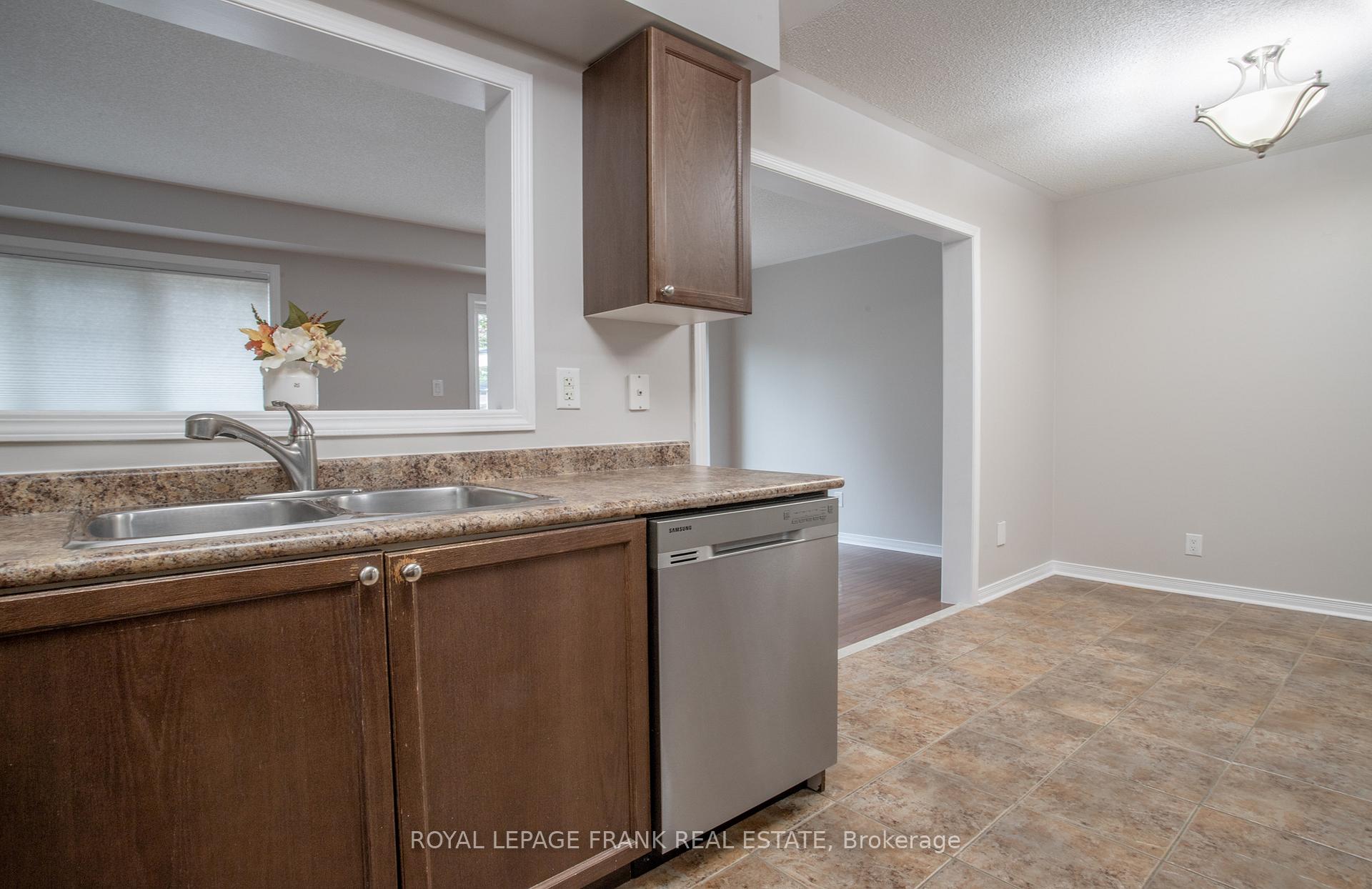 Photo 9 of 57 Shrewsbury Drive, Whitby, Brooklin — HOMEH