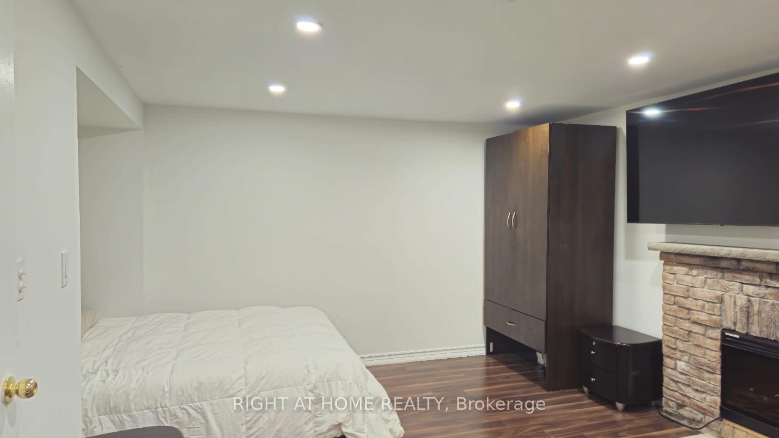 Photo 5 of Unit W/O Bsmt, 28 Chabad Gate, Vaughan, Crestwood-Springfarm-Yorkhill — HOMEH