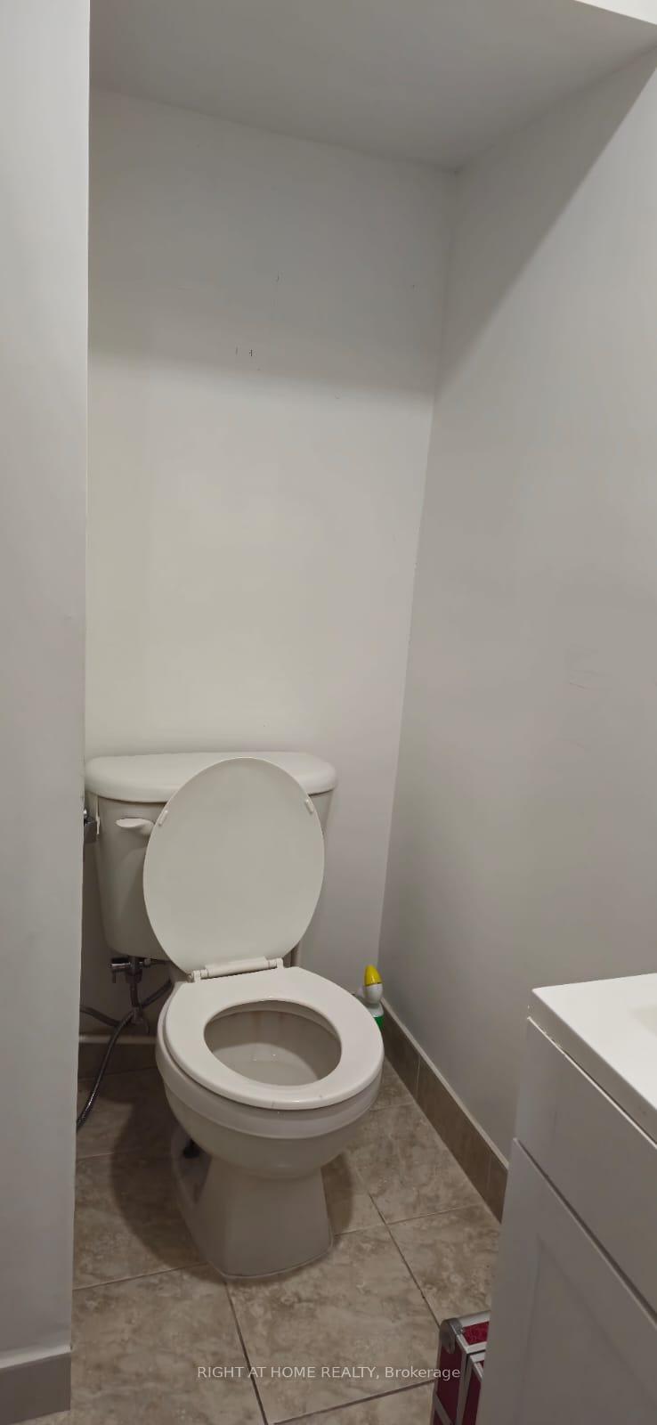 Photo 8 of Unit W/O Bsmt, 28 Chabad Gate, Vaughan, Crestwood-Springfarm-Yorkhill — HOMEH