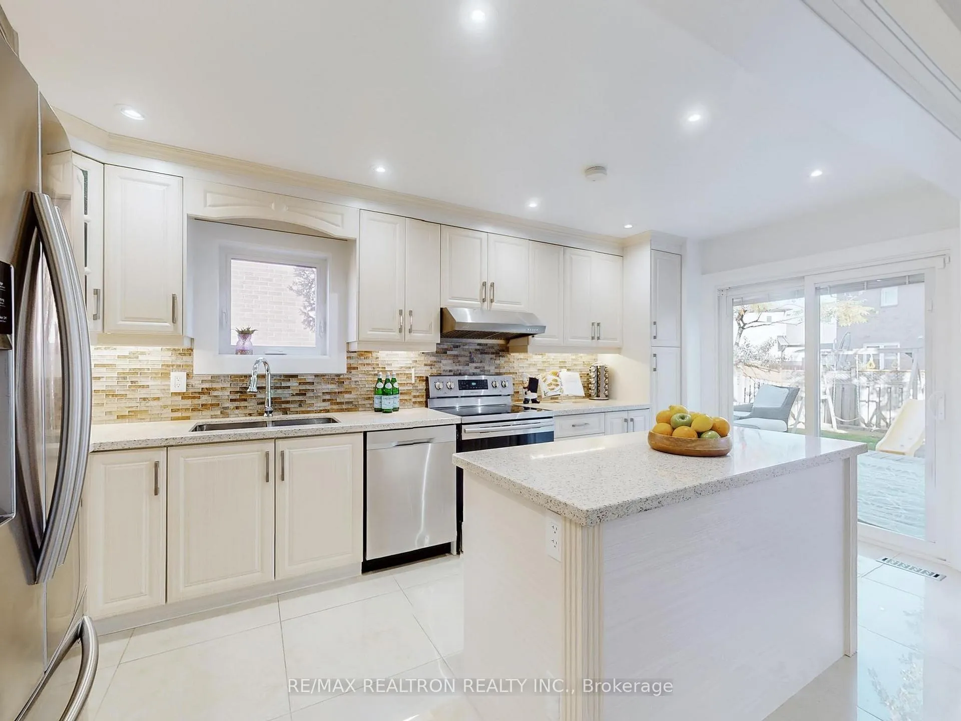 Photo 6 of 315 Waterside Crescent, Vaughan, Maple — HOMEH