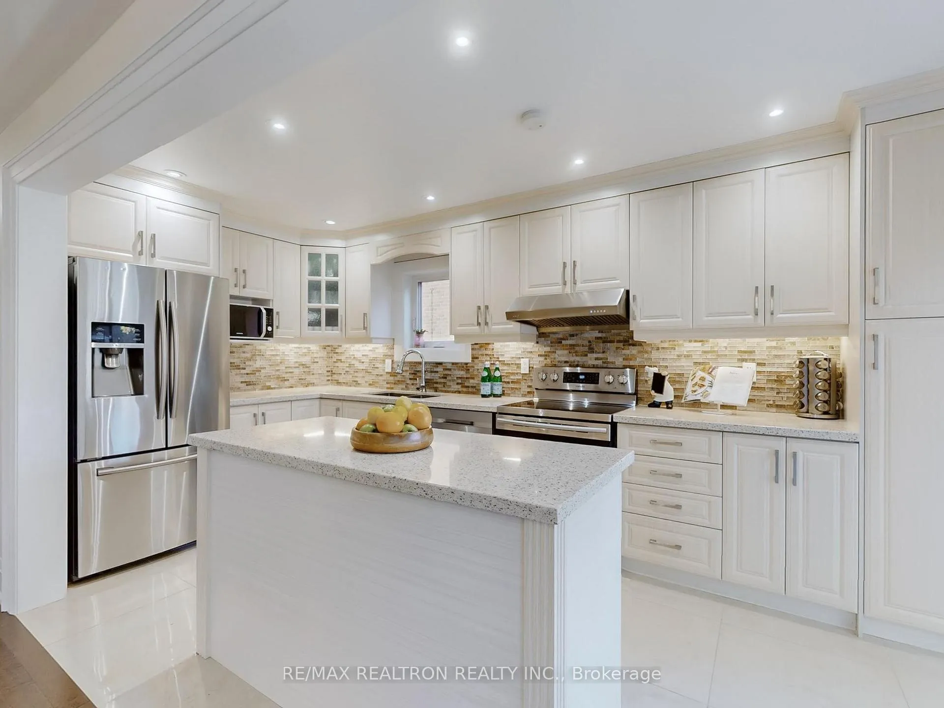 Photo 8 of 315 Waterside Crescent, Vaughan, Maple — HOMEH