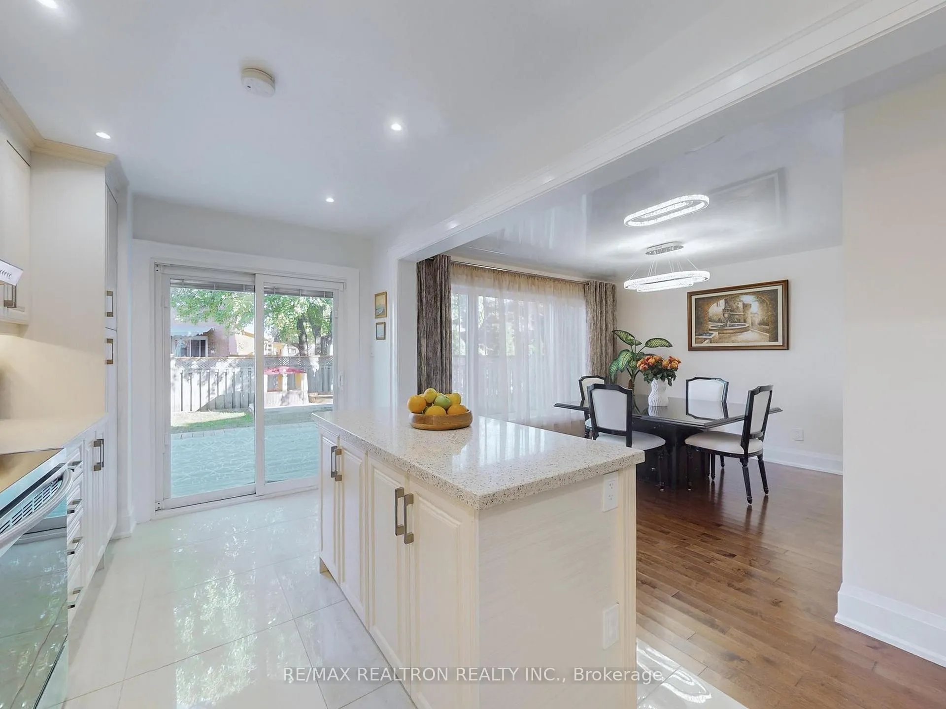 Photo 9 of 315 Waterside Crescent, Vaughan, Maple — HOMEH