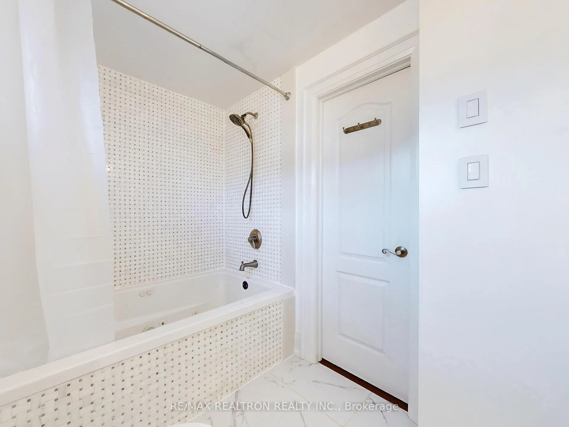 Photo 16 of 315 Waterside Crescent, Vaughan, Maple — HOMEH