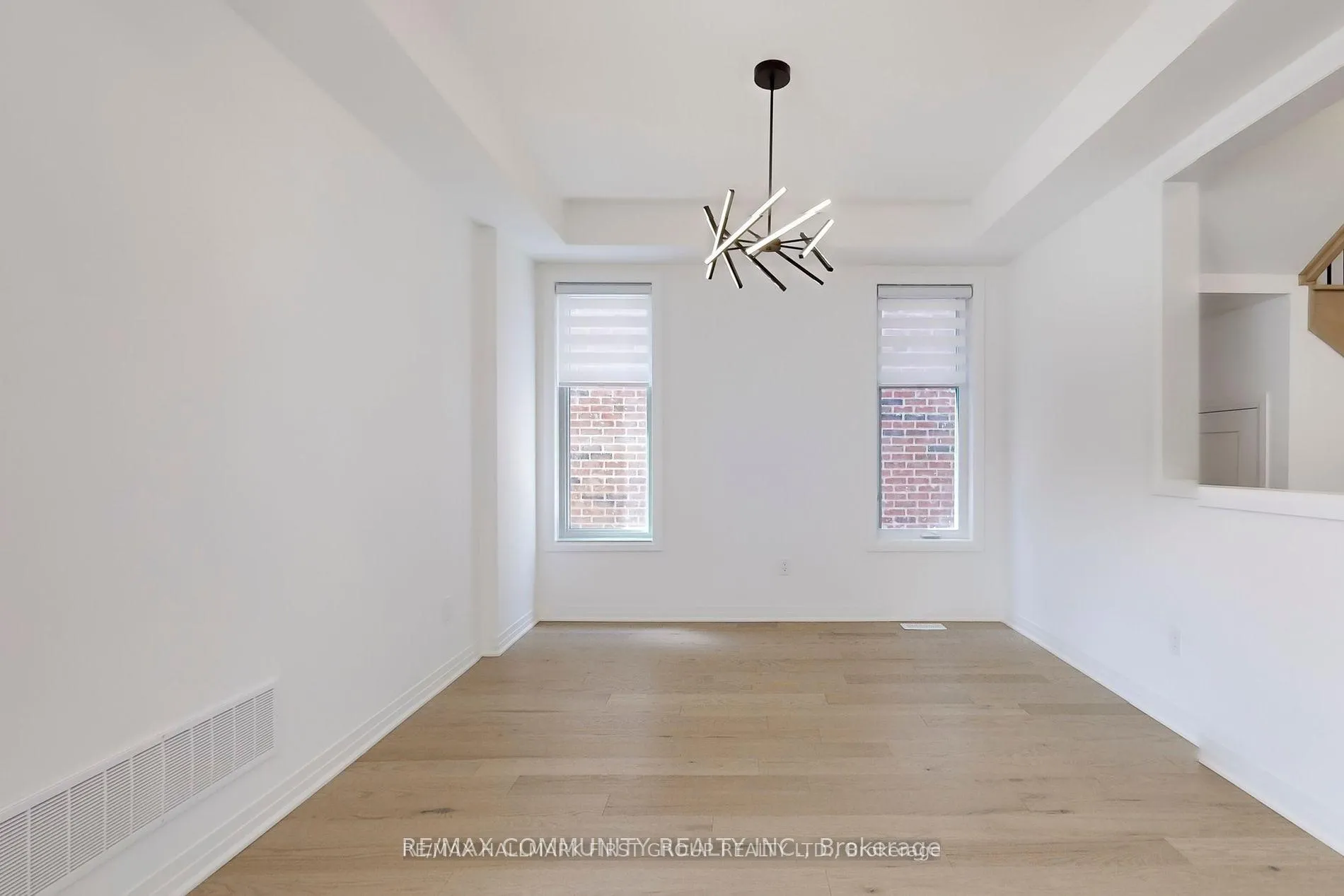 Photo 4 of 102 Deer Ridge Crescent, Whitby, Rural Whitby — HOMEH