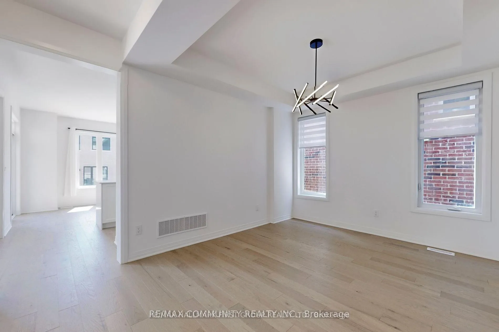 Photo 5 of 102 Deer Ridge Crescent, Whitby, Rural Whitby — HOMEH