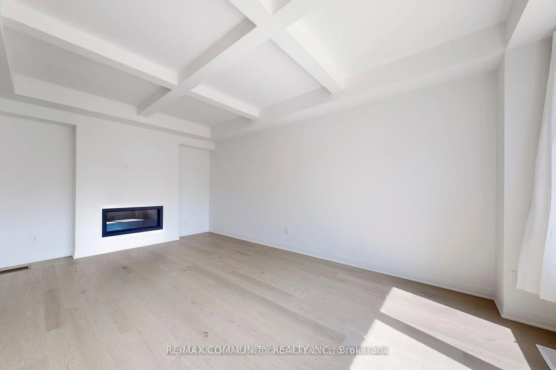 Photo 8 of 102 Deer Ridge Crescent, Whitby, Rural Whitby — HOMEH