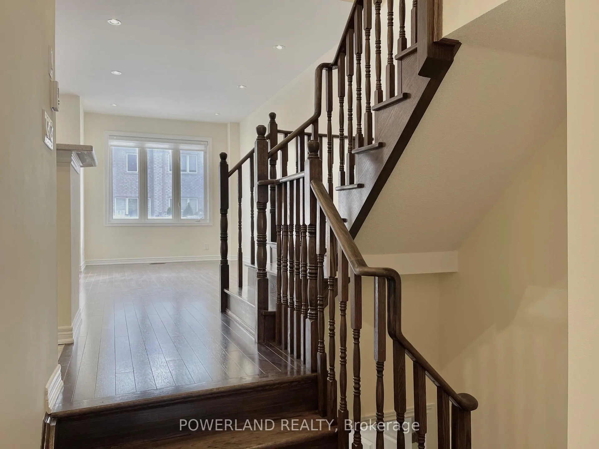 Photo 6 of 242 Southdown Avenue, Vaughan, Patterson — HOMEH