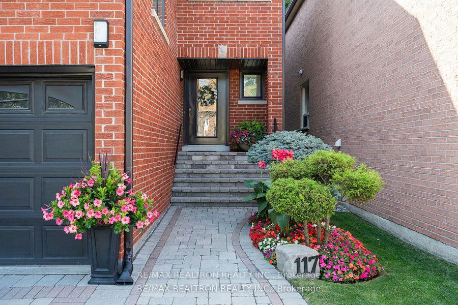 Photo 2 of 117 Glen Crescent, Vaughan, Uplands — HOMEH