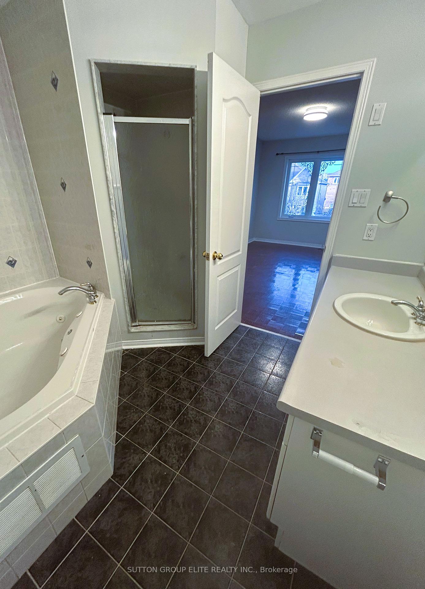 Photo 13 of 52 Foxchase Avenue, Vaughan, East Woodbridge — HOMEH
