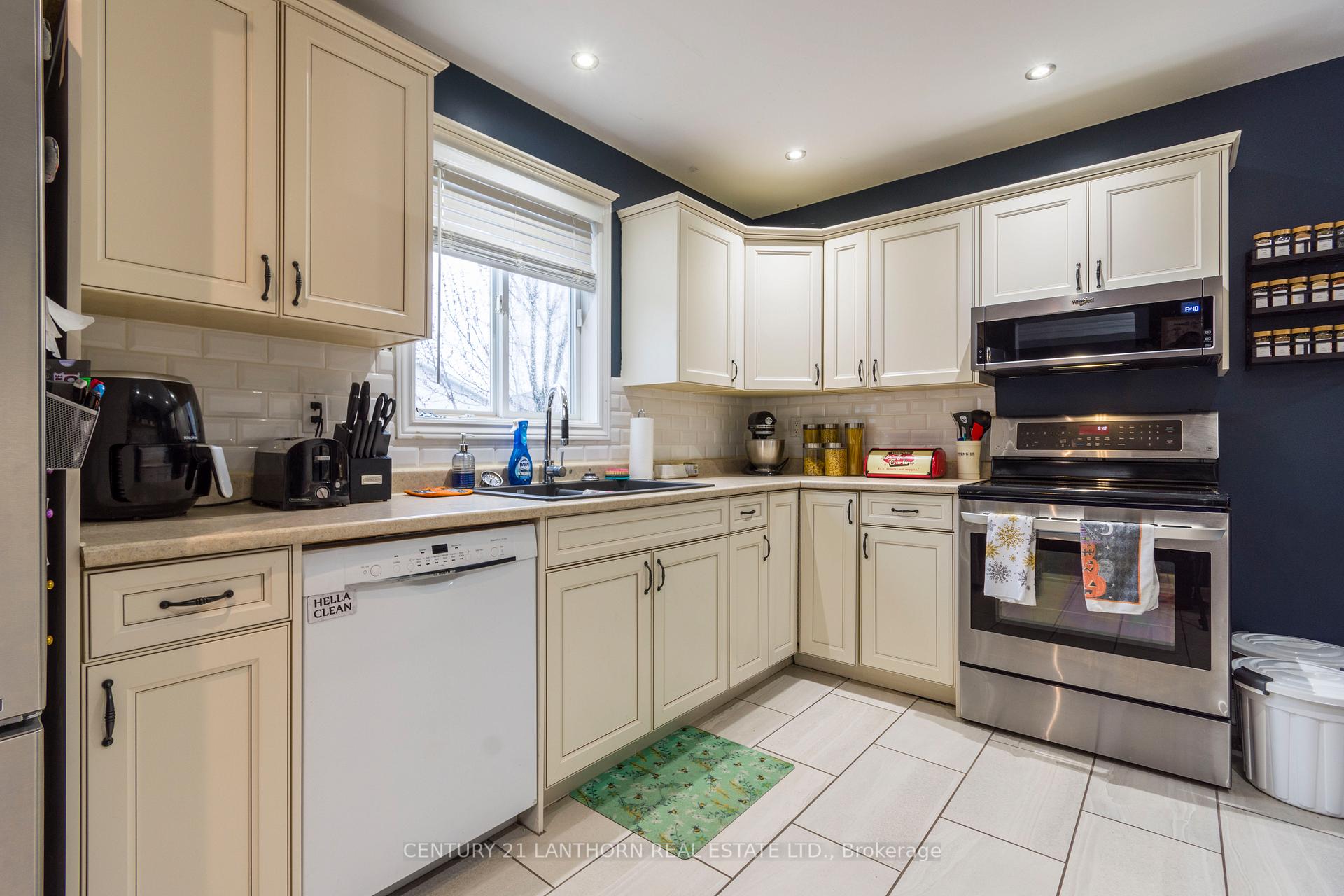 Photo 8 of 19 Bogart Crescent, Belleville, Belleville Ward — HOMEH