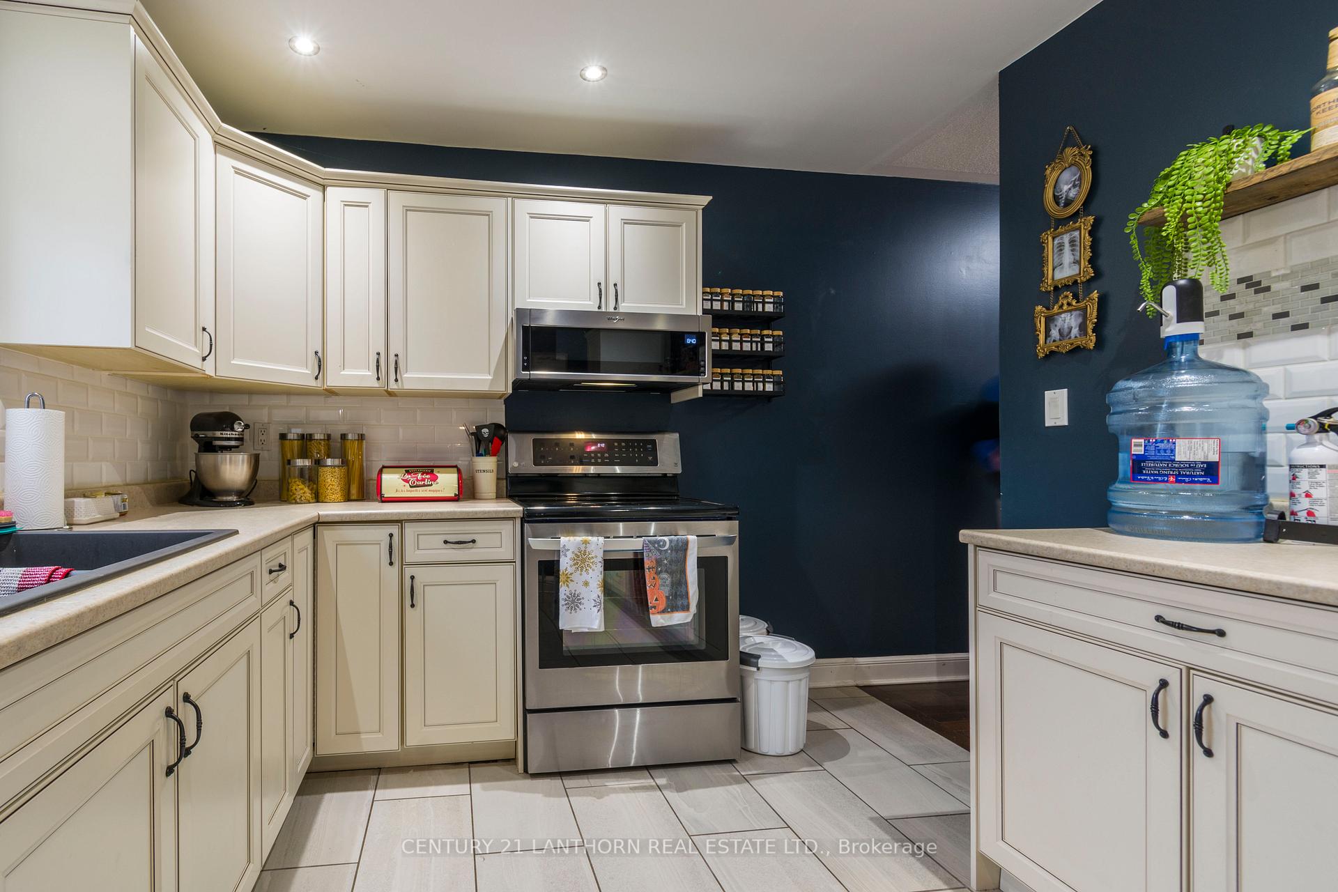 Photo 15 of 19 Bogart Crescent, Belleville, Belleville Ward — HOMEH