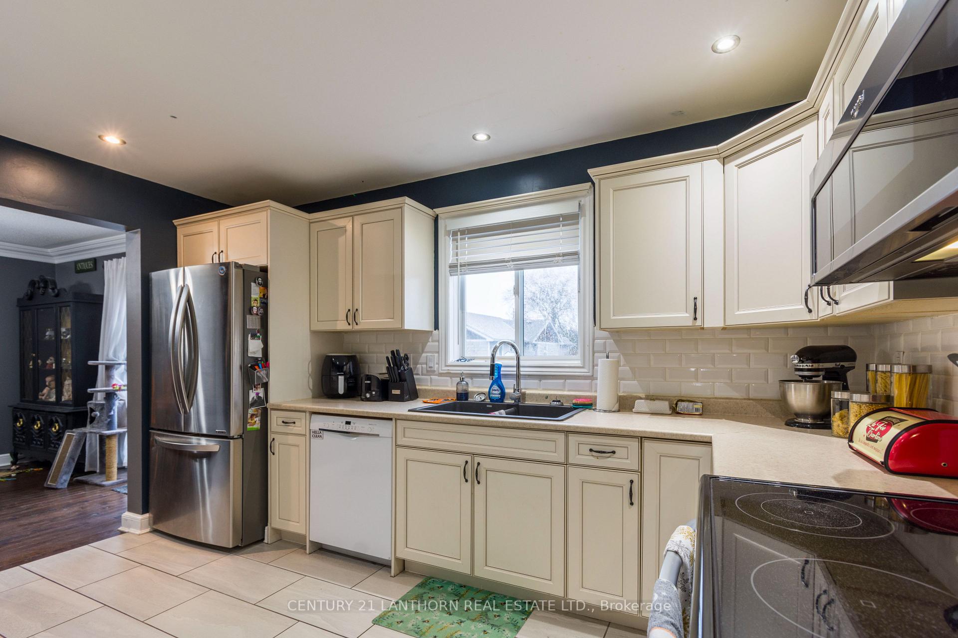 Photo 11 of 19 Bogart Crescent, Belleville, Belleville Ward — HOMEH