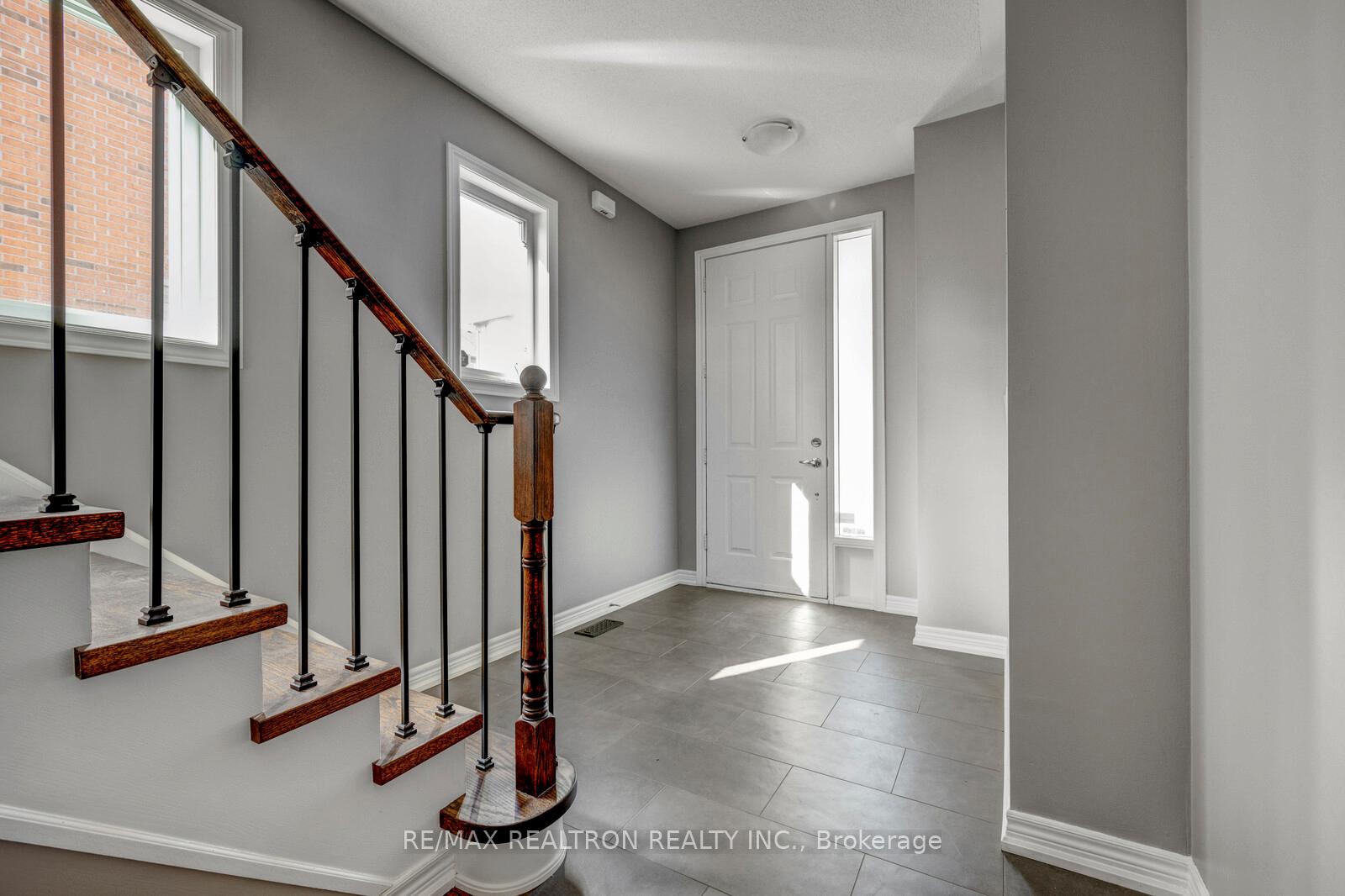 Photo 5 of 136 Vittorio De Luca Drive, Vaughan, East Woodbridge — HOMEH