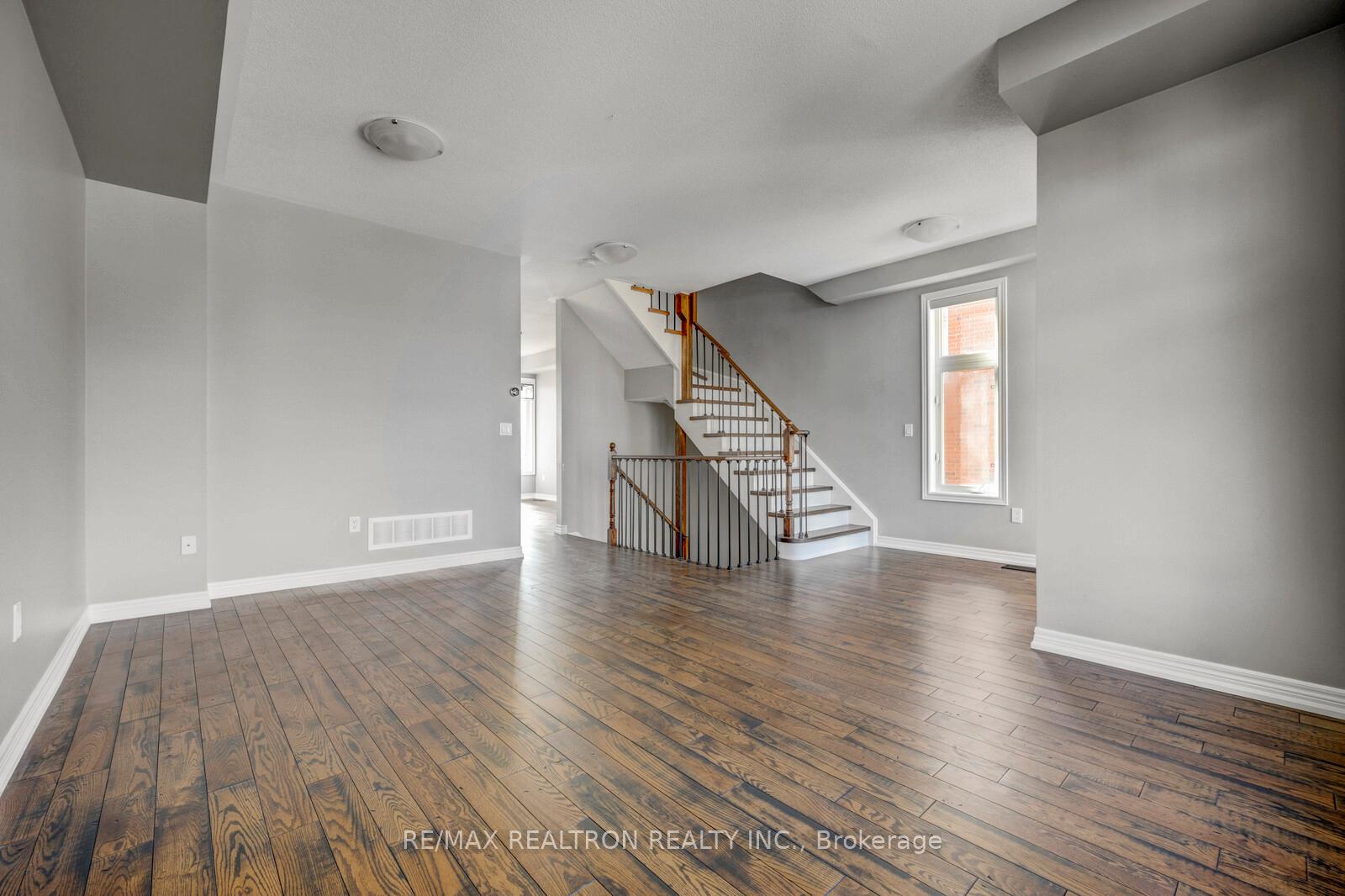 Photo 7 of 136 Vittorio De Luca Drive, Vaughan, East Woodbridge — HOMEH