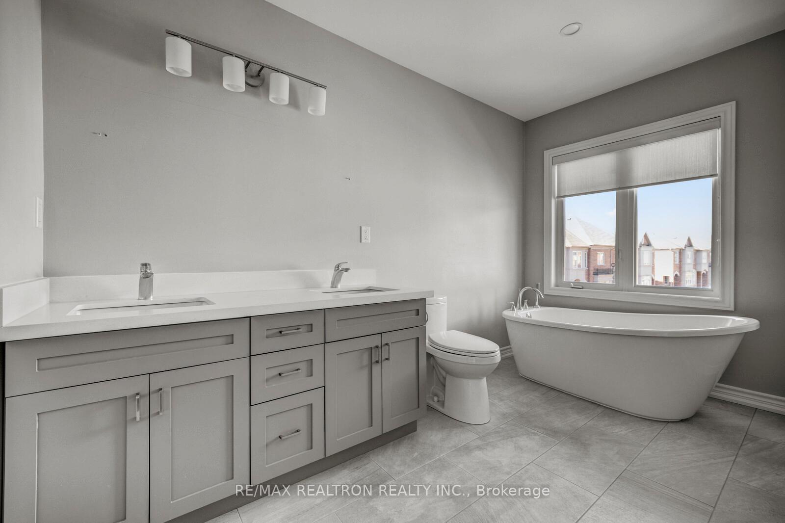 Photo 12 of 136 Vittorio De Luca Drive, Vaughan, East Woodbridge — HOMEH