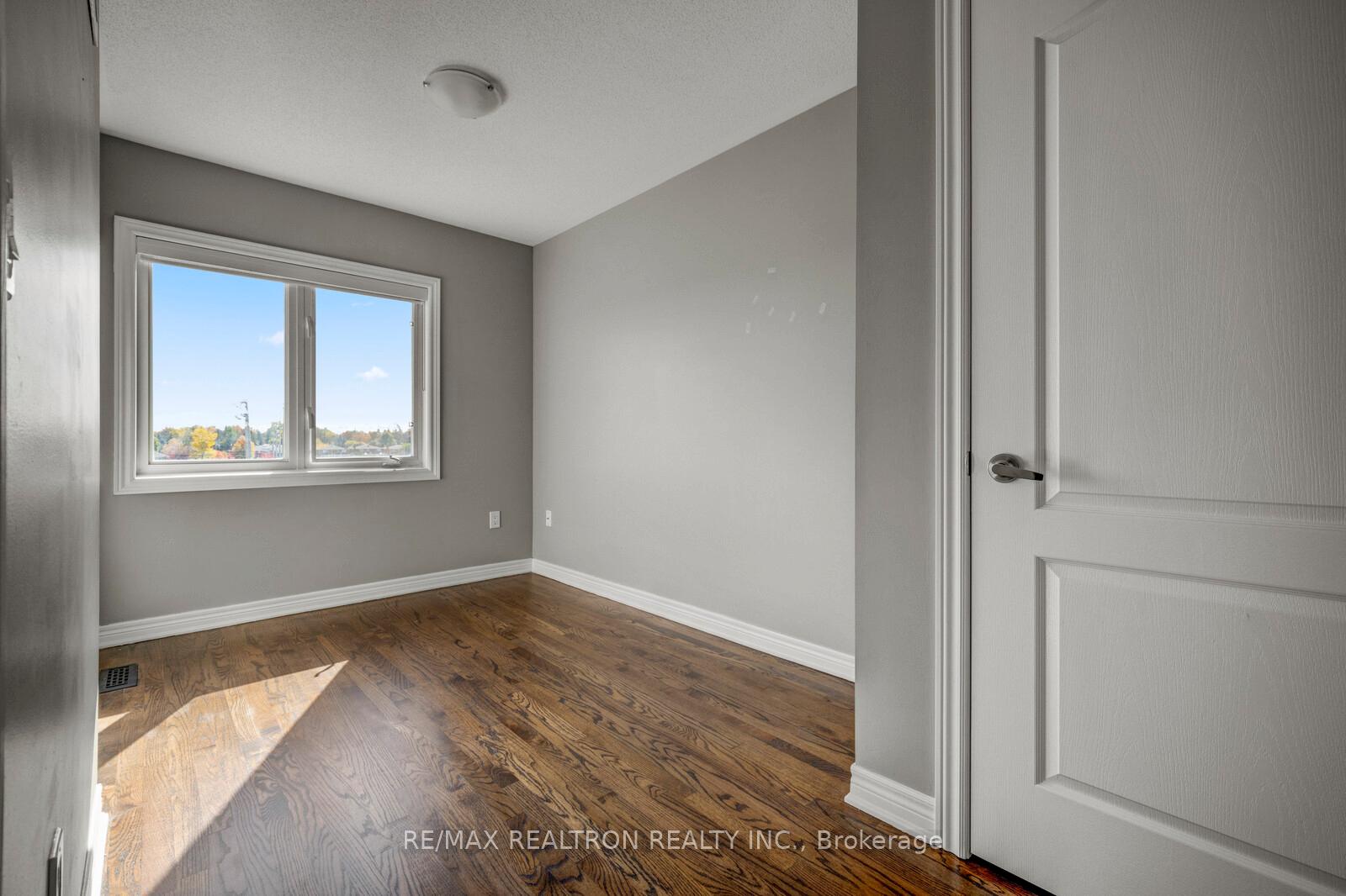 Photo 13 of 136 Vittorio De Luca Drive, Vaughan, East Woodbridge — HOMEH